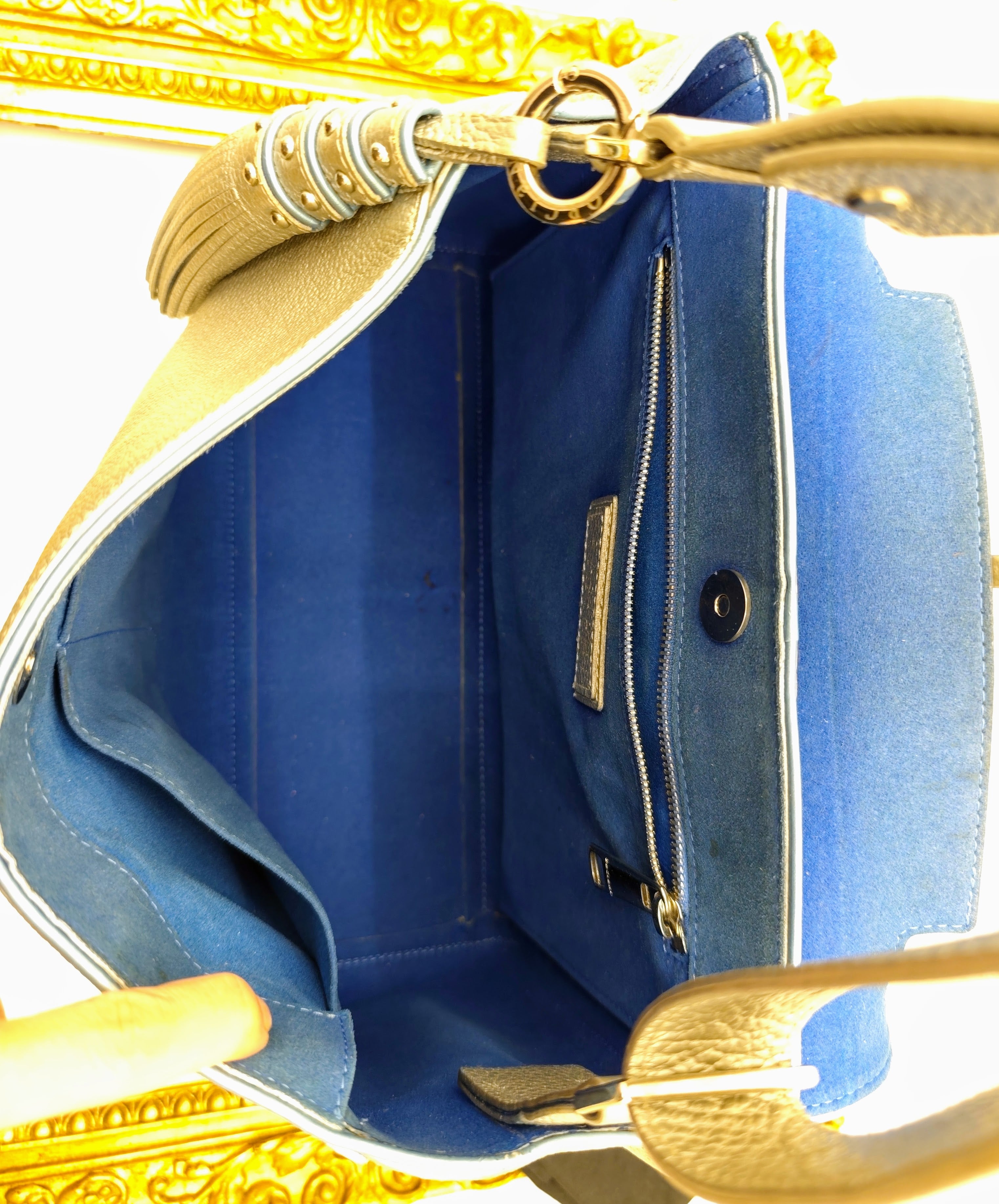 Orciani – Sveva Soft Media Pelle Martellata Argento con Profili Azzurri e Charm Nappina