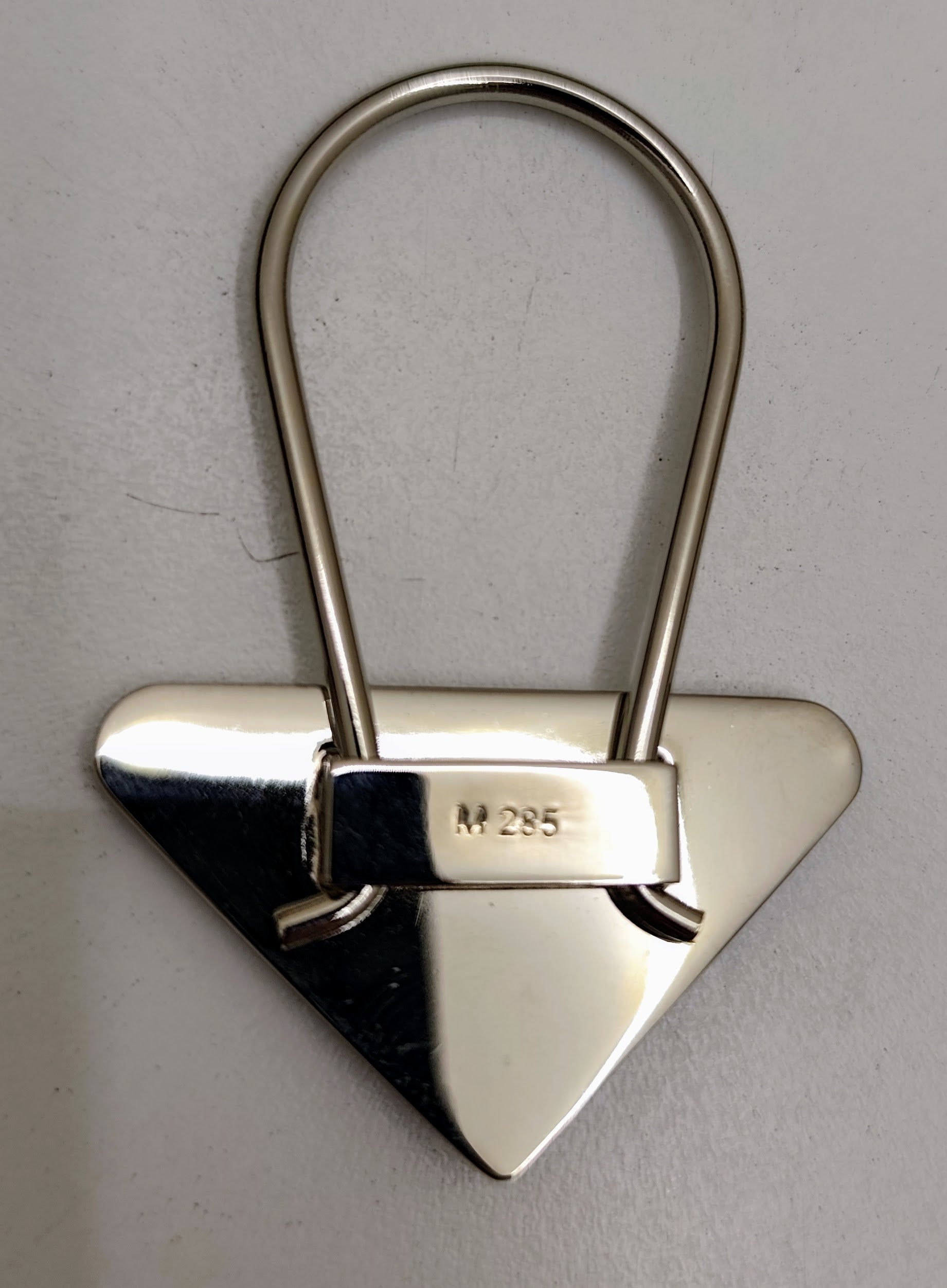 Prada – Portachiavi Metallo Logo Triangolo Smaltato Nero