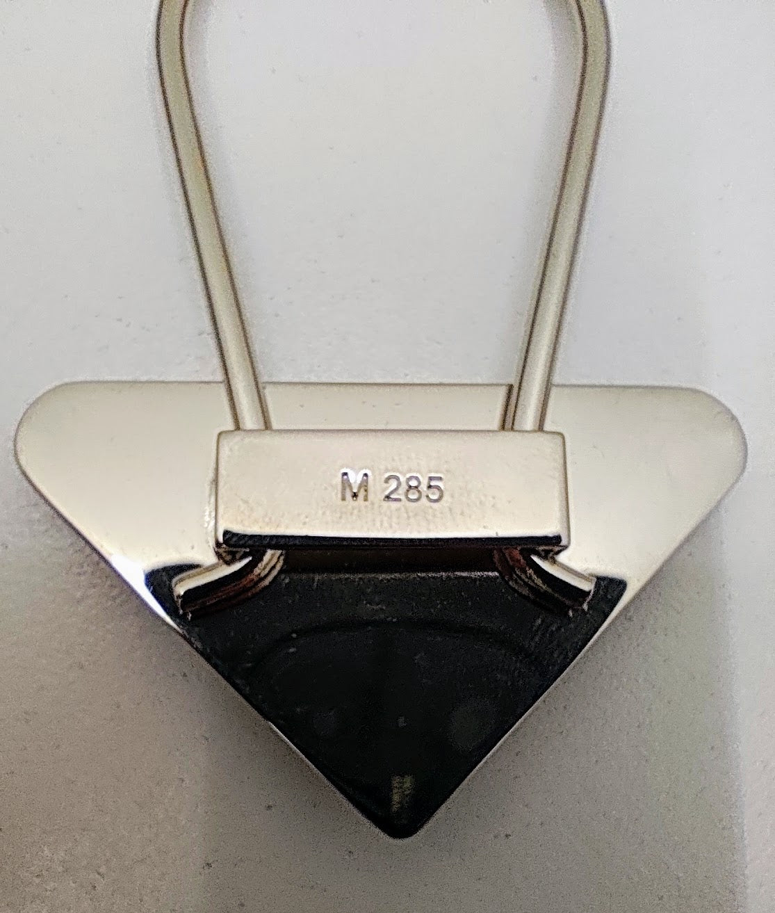 Prada – Portachiavi Metallo Logo Triangolo Smaltato Nero