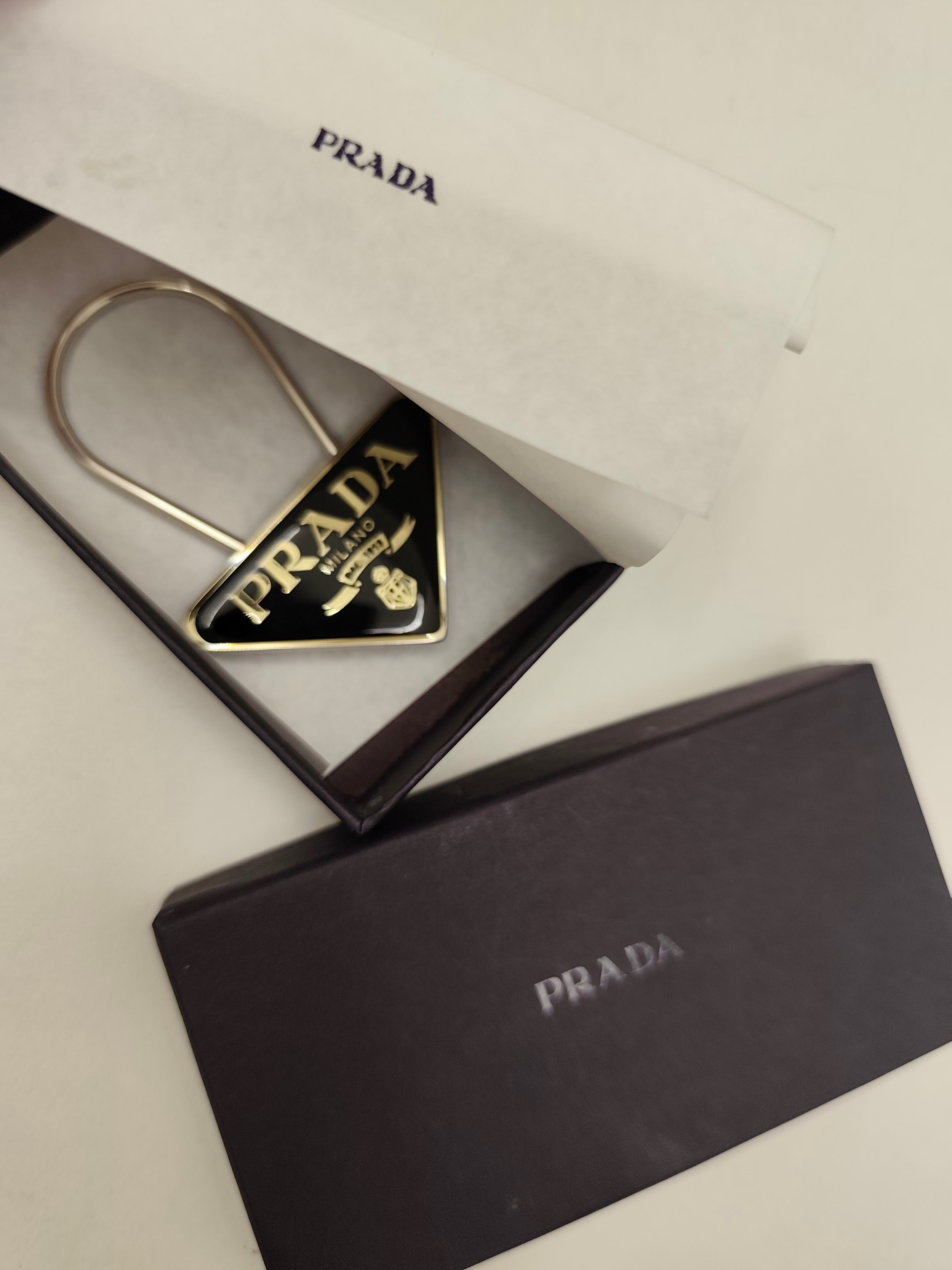 Prada – Portachiavi Metallo Logo Triangolo Smaltato Nero