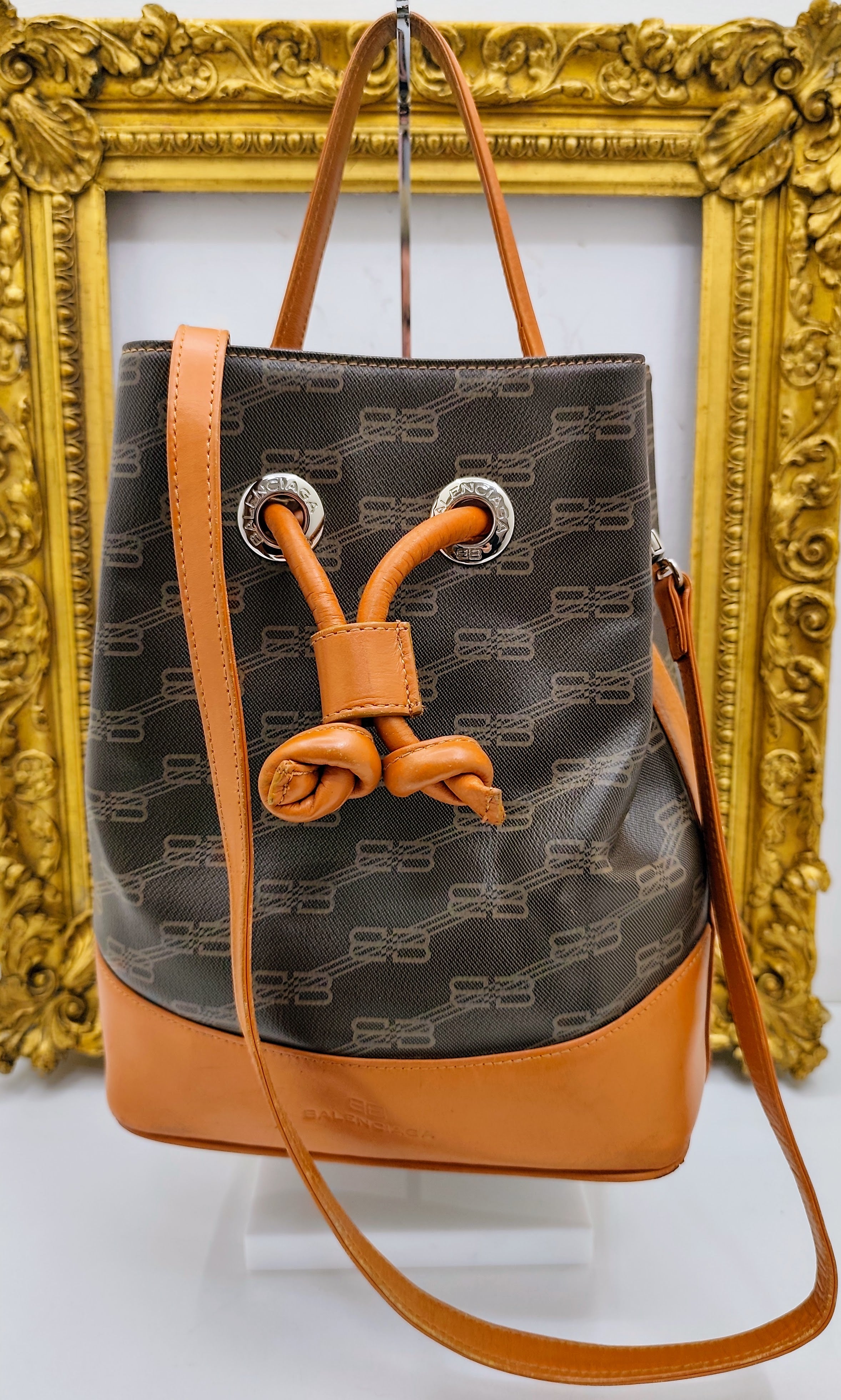 Balenciaga – Secchiello In Canvas Monogram e Pelle