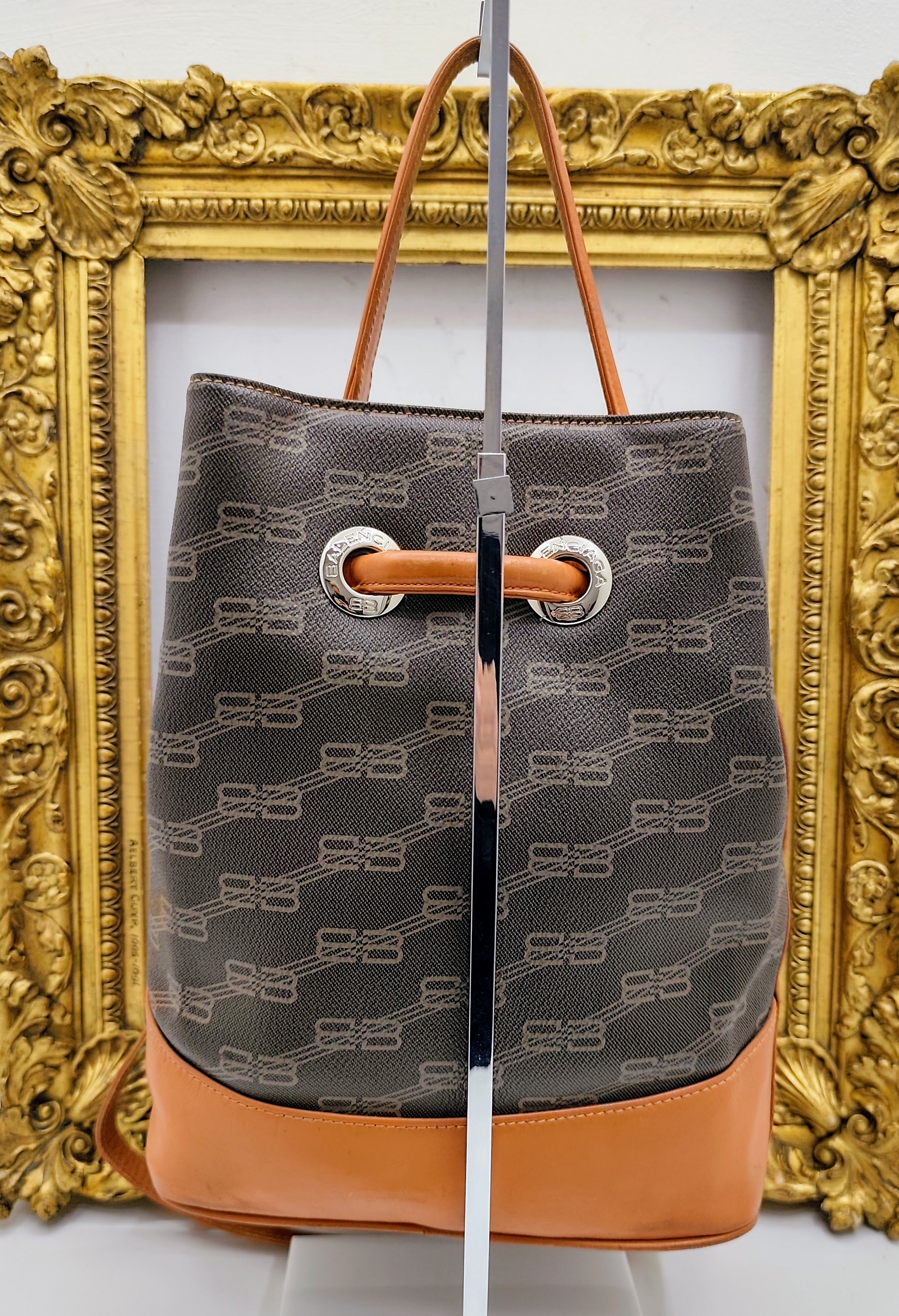 Balenciaga – Secchiello In Canvas Monogram e Pelle