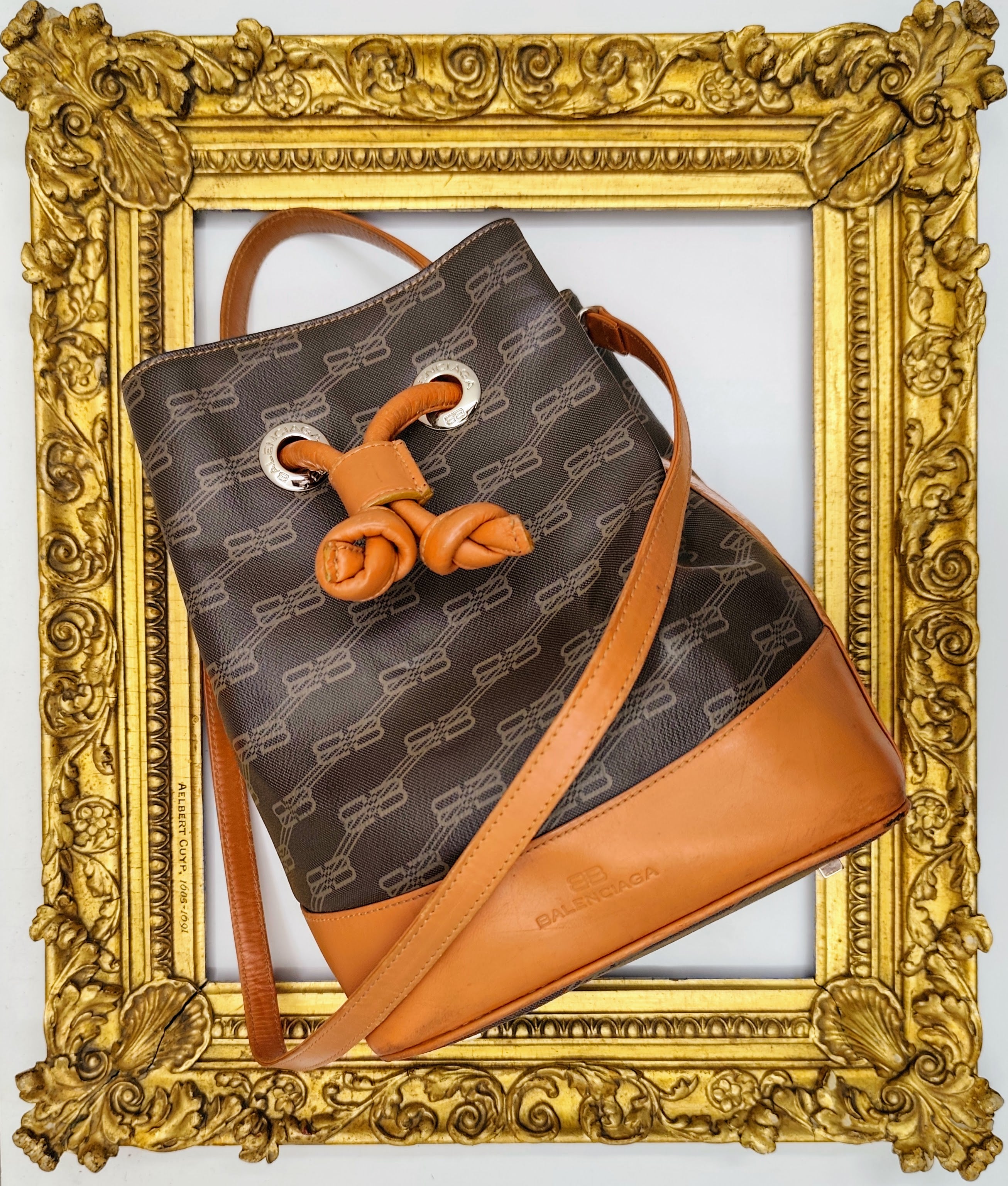 Balenciaga – Secchiello In Canvas Monogram e Pelle