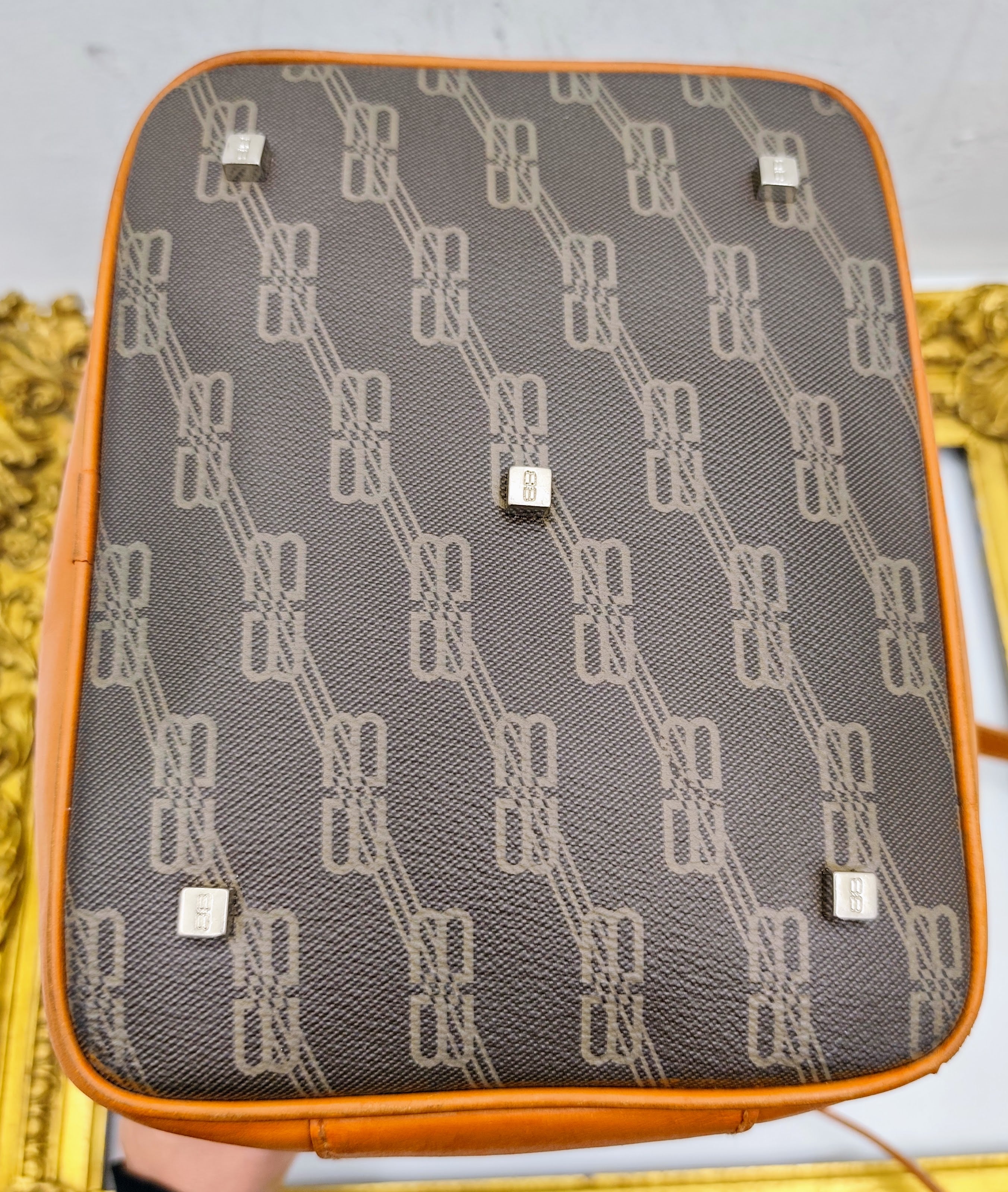 Balenciaga – Secchiello In Canvas Monogram e Pelle