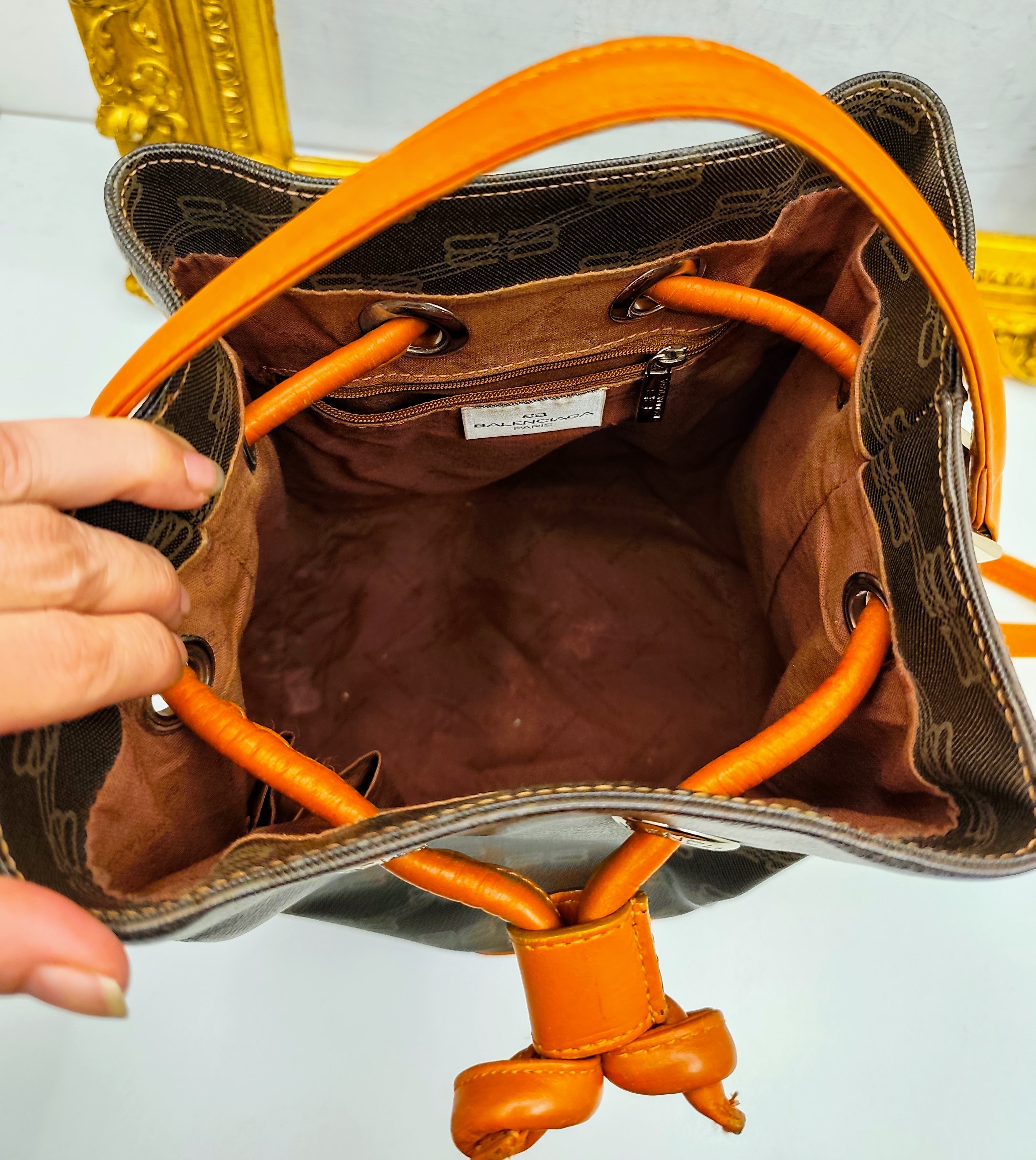 Balenciaga – Secchiello In Canvas Monogram e Pelle