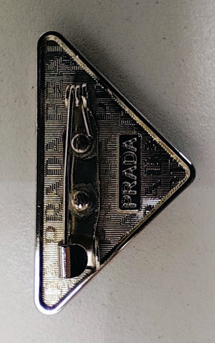 Prada – Spilla Triangolo Smaltato Nero in Acciaio Vintage