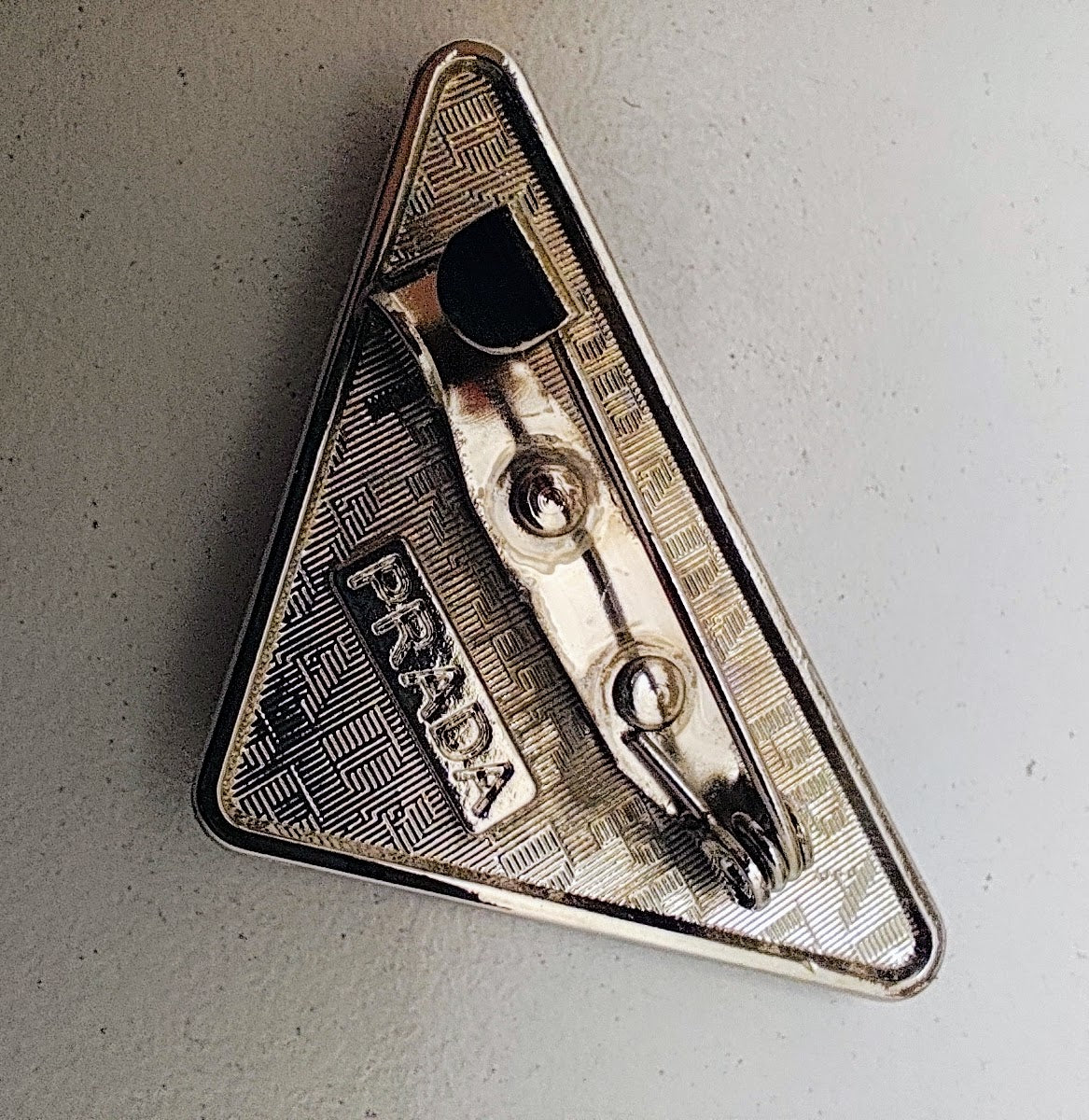 Prada – Spilla Triangolo Smaltato Nero in Acciaio Vintage