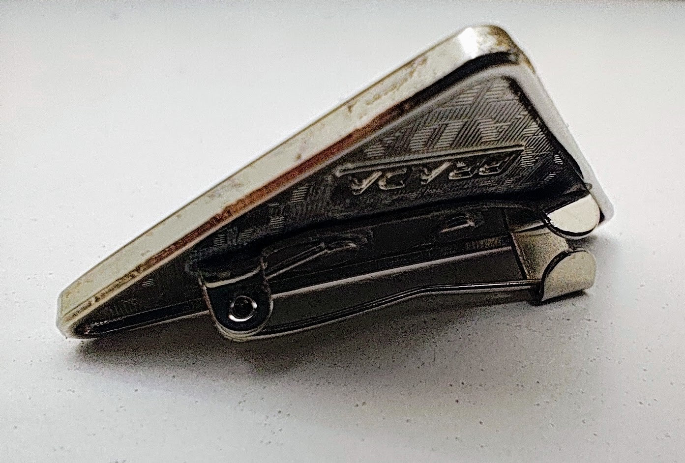 Prada – Spilla Triangolo Smaltato Nero in Acciaio Vintage