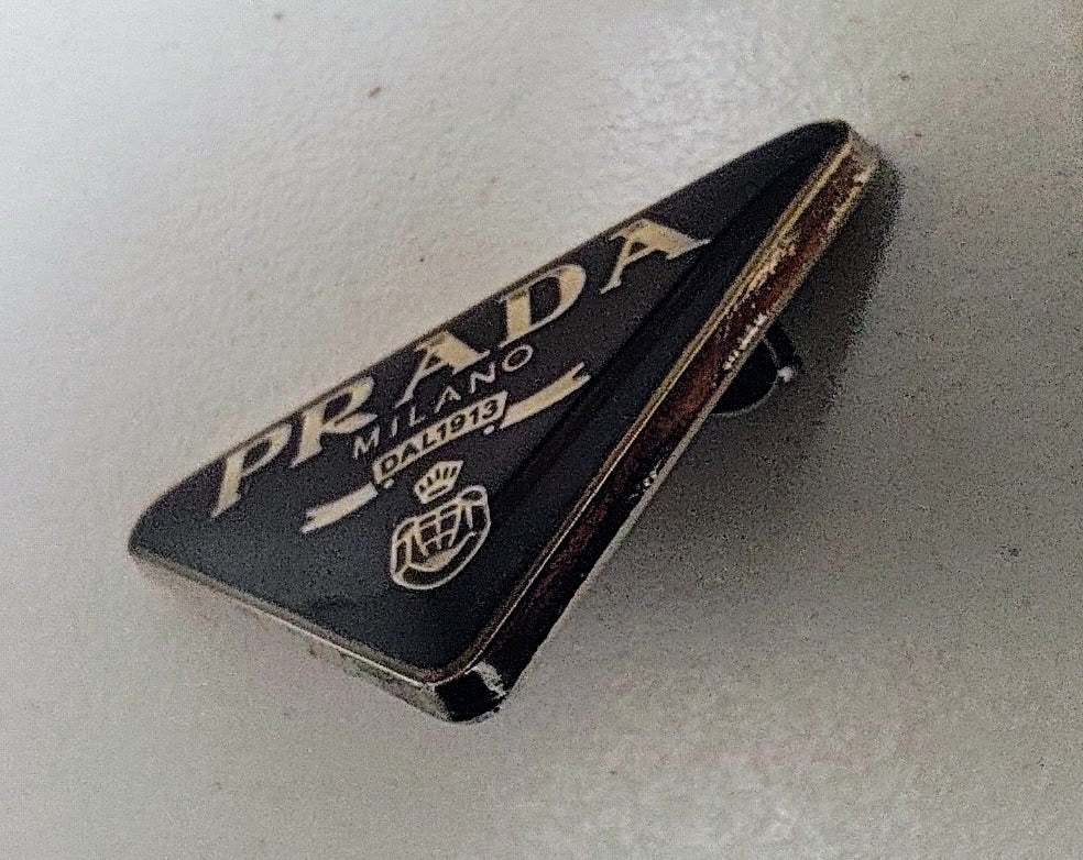 Prada – Spilla Triangolo Smaltato Nero in Acciaio Vintage