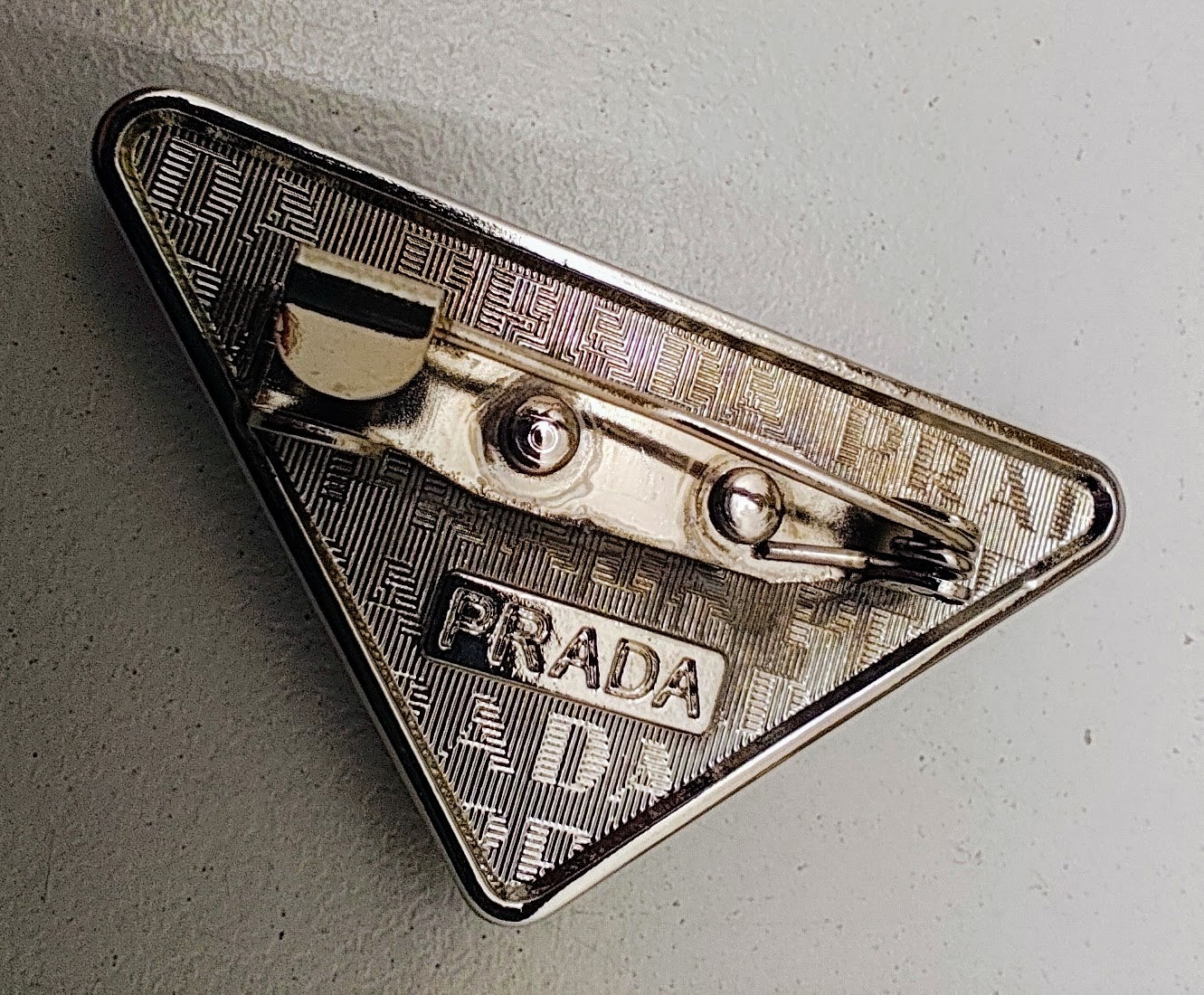 Prada – Spilla Triangolo Smaltato Nero in Acciaio Vintage