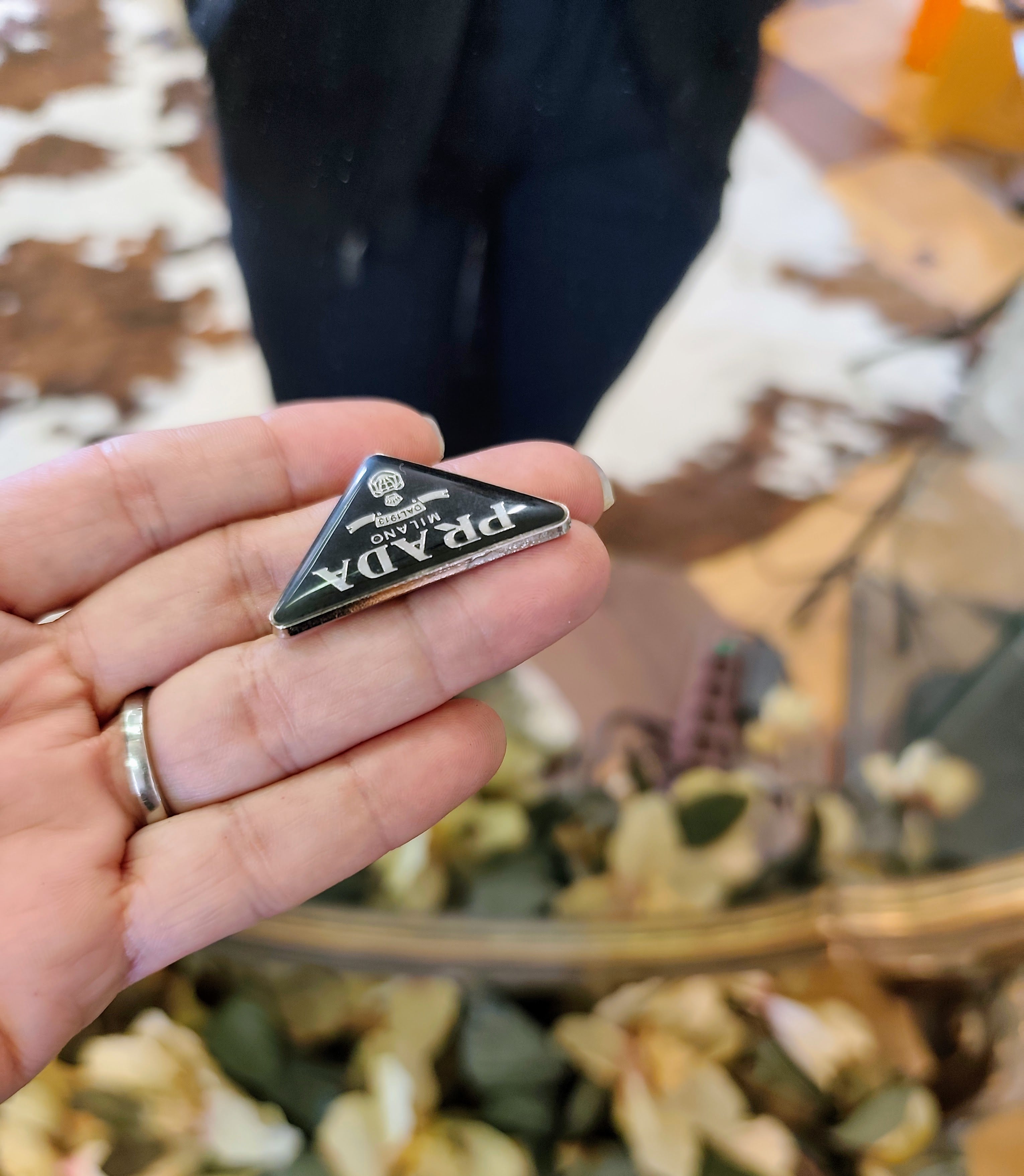 Prada – Spilla Triangolo Smaltato Nero in Acciaio Vintage