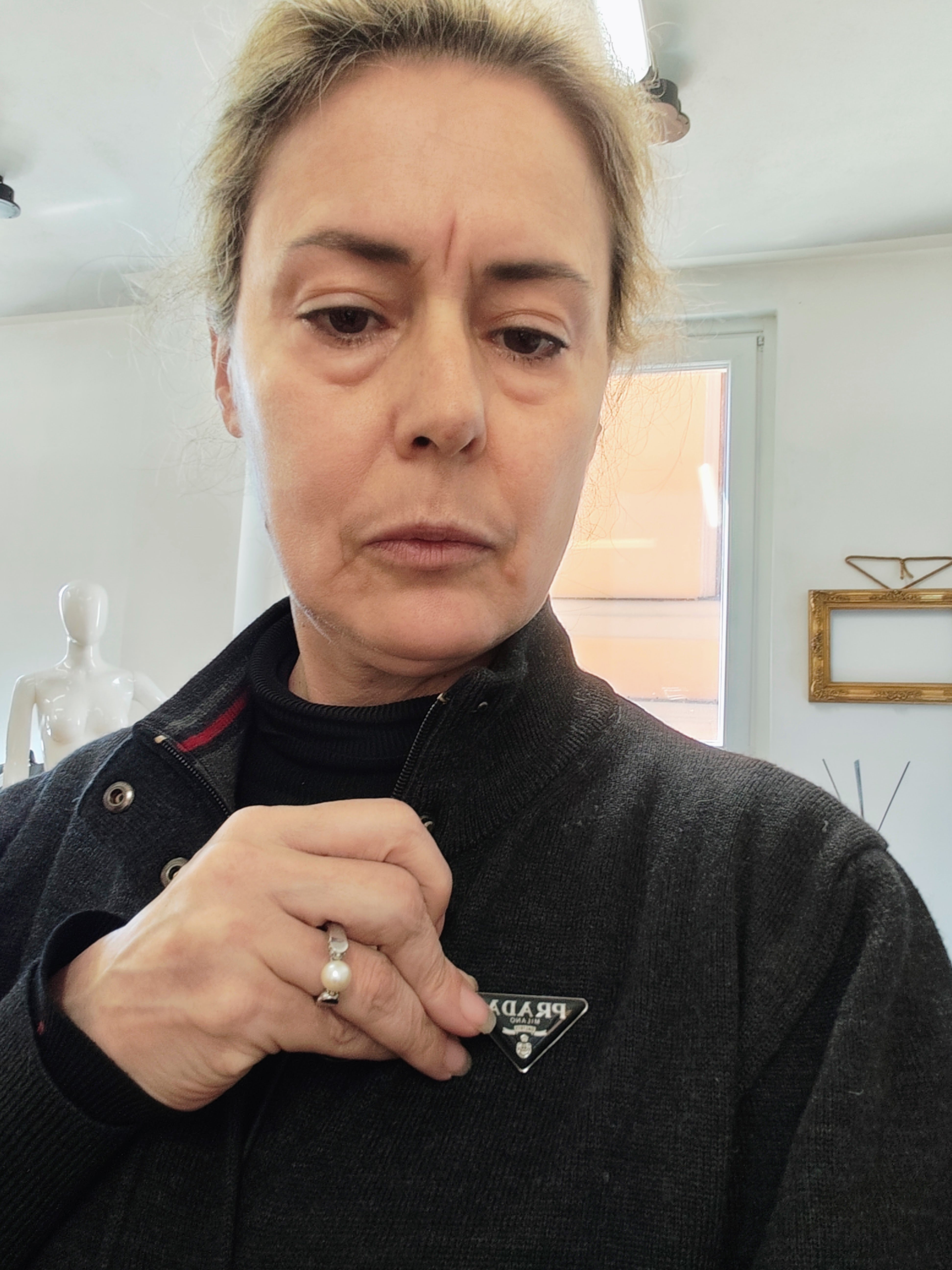 Prada – Spilla Triangolo Smaltato Nero in Acciaio Vintage