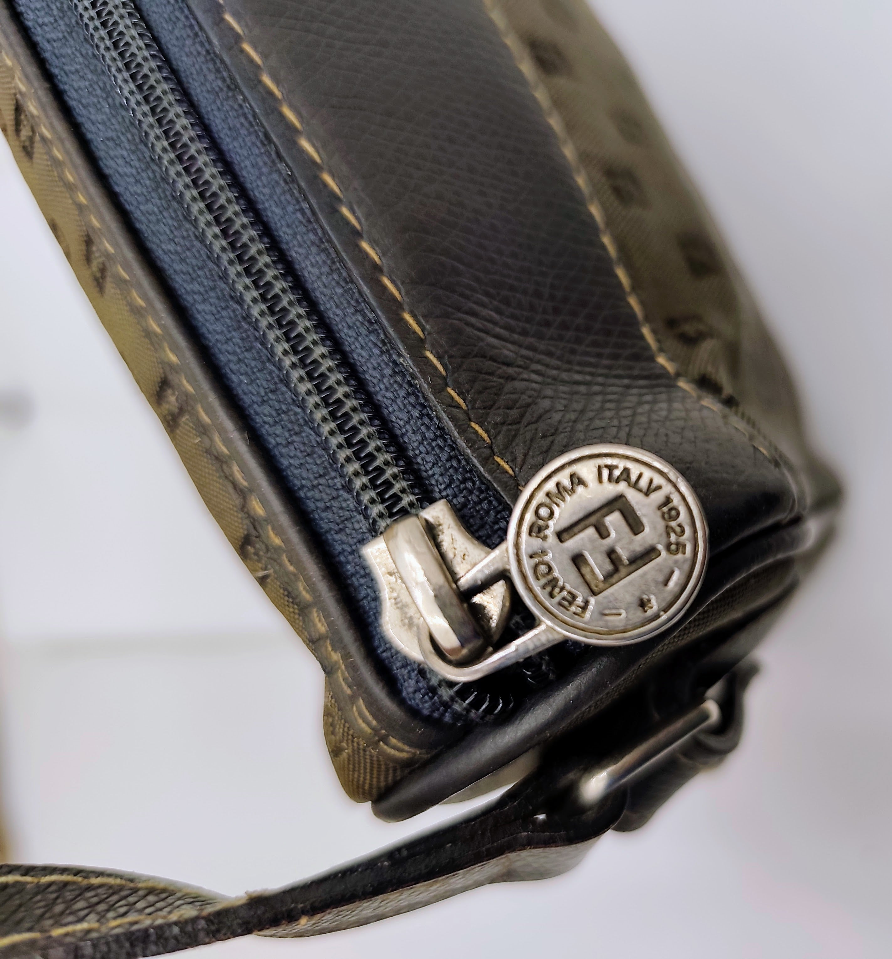 Fendi – Camera Bag Postina a Tracolla in Canvas Grigio e Pelle Blu