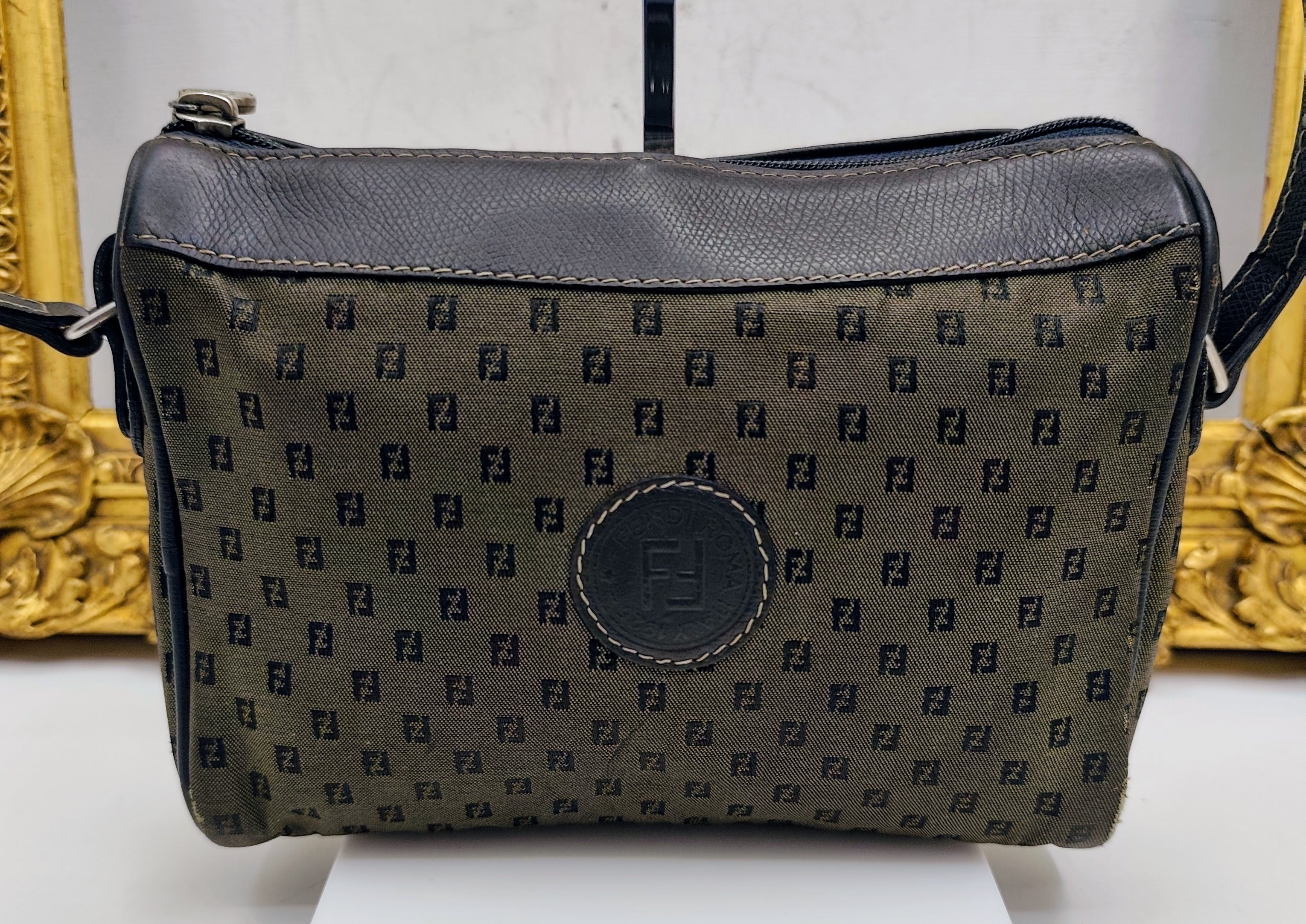 Fendi – Camera Bag Postina a Tracolla in Canvas Grigio e Pelle Blu