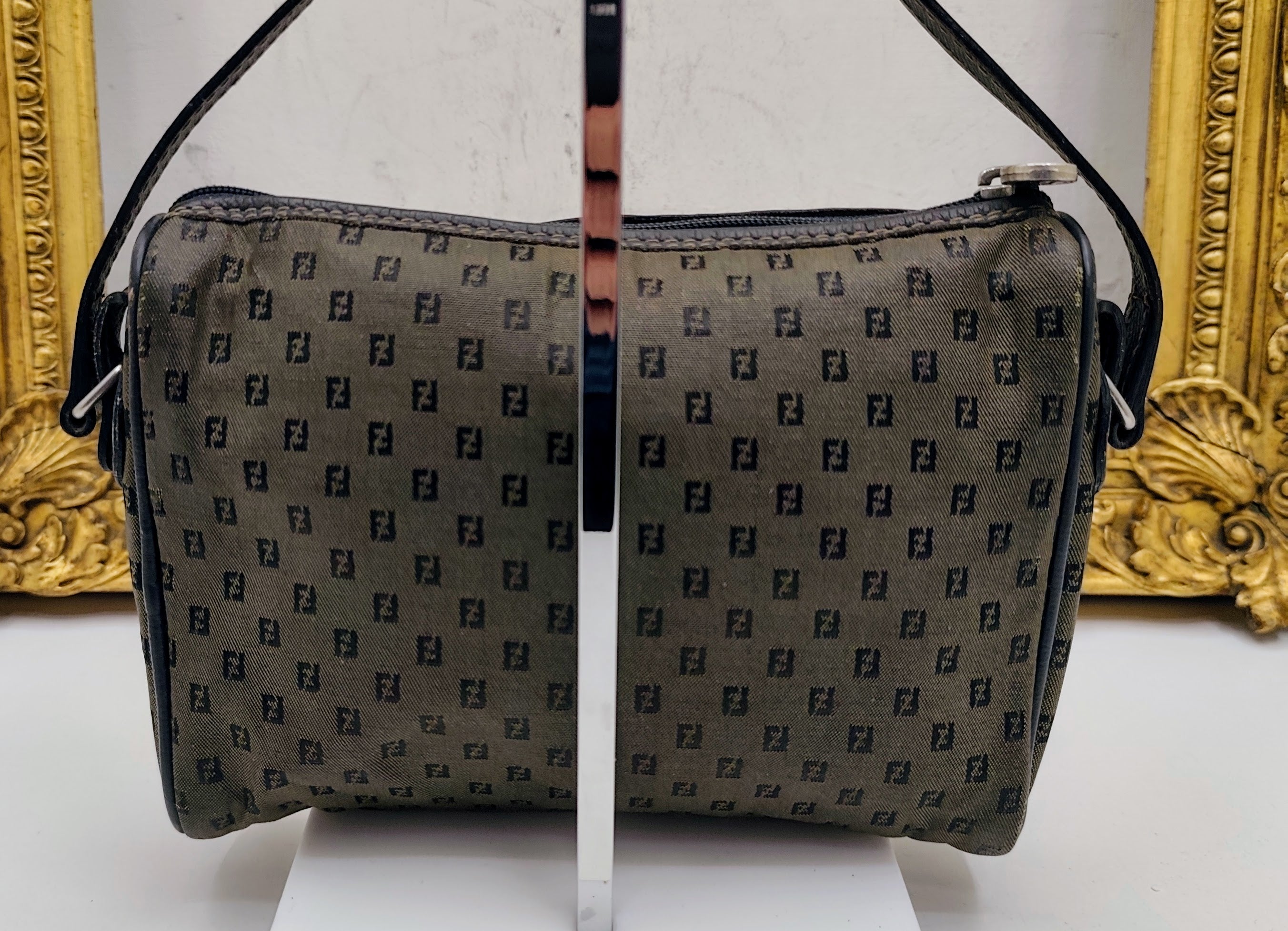 Fendi – Camera Bag Postina a Tracolla in Canvas Grigio e Pelle Blu