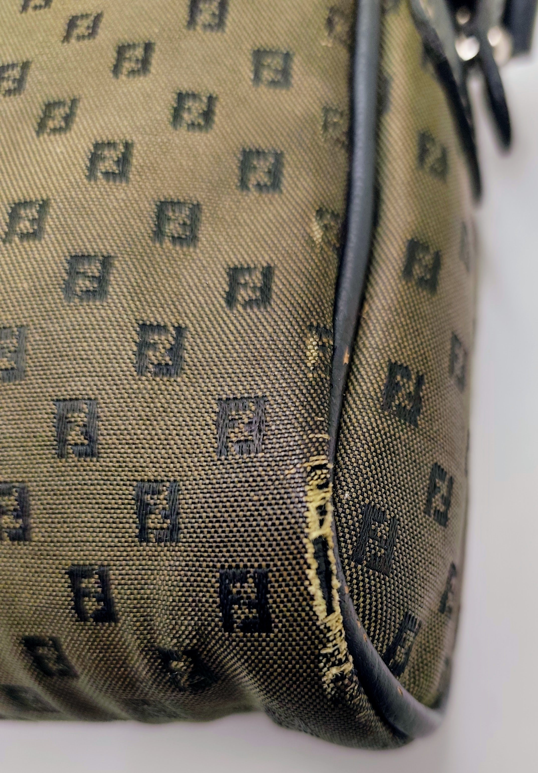 Fendi – Camera Bag Postina a Tracolla in Canvas Grigio e Pelle Blu