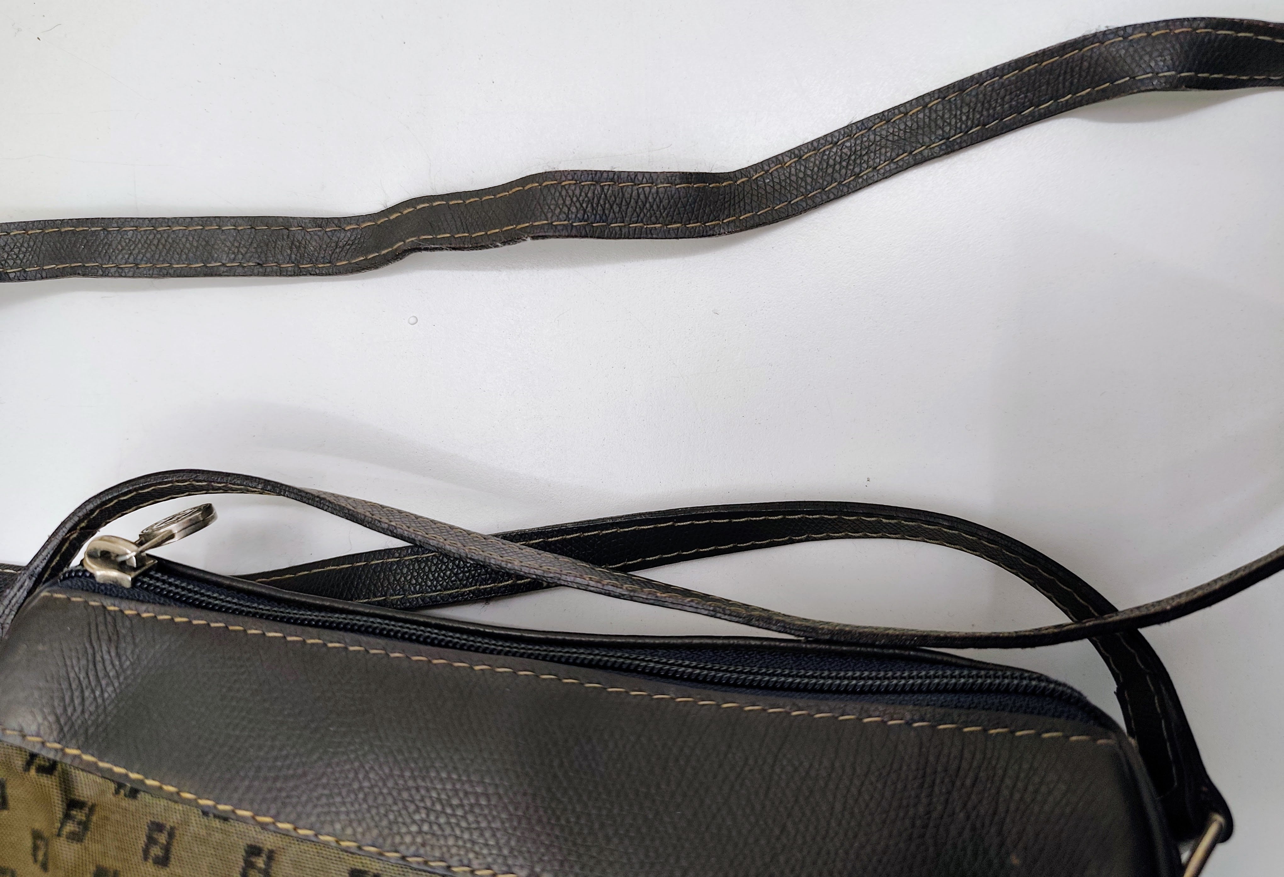 Fendi – Camera Bag Postina a Tracolla in Canvas Grigio e Pelle Blu