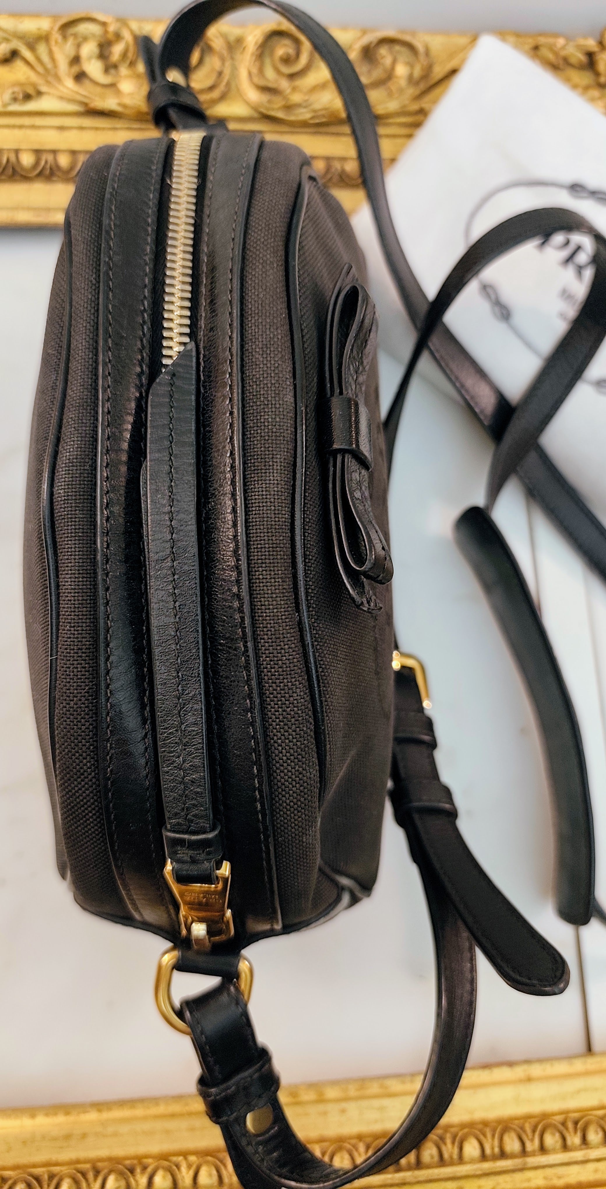 Prada - Pochette Clutch a Tracolla in Tessuto Jacquard Grigio con Inserti in Pelle Nera