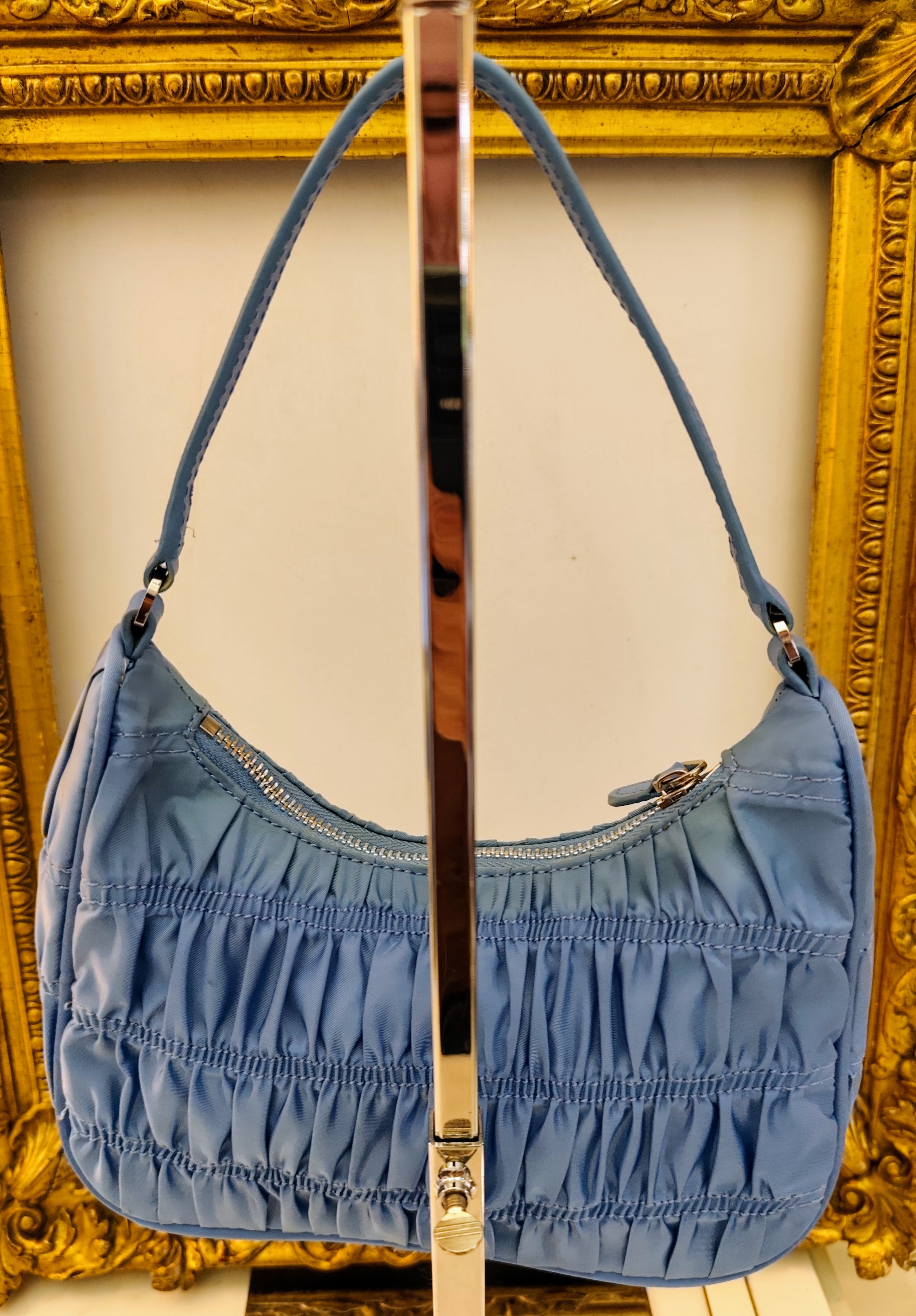PRADA – Borsa Hobo Re-Edition 2005 Re-Nylon goffrato azzurro