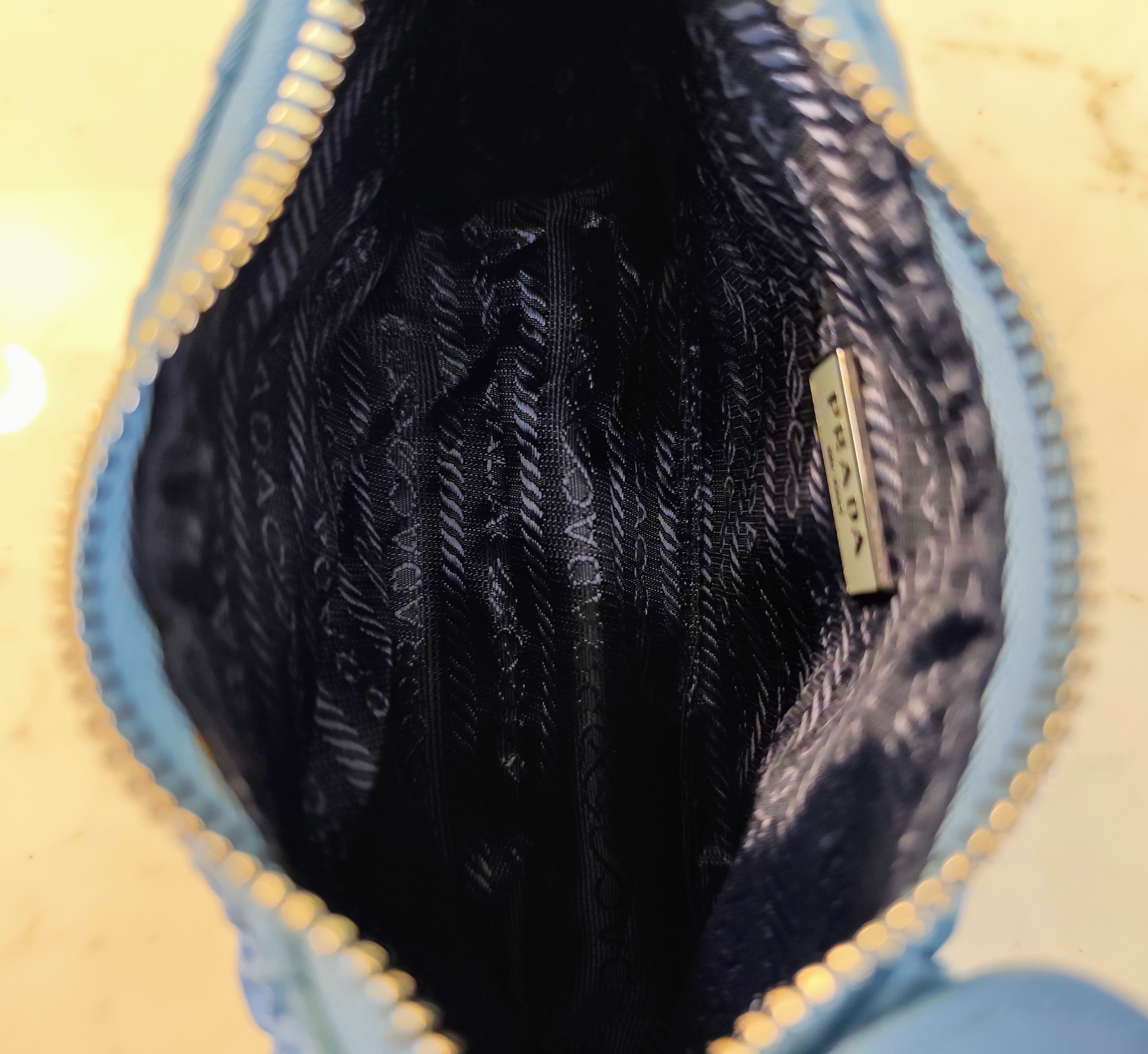 PRADA – Borsa Hobo Re-Edition 2005 Re-Nylon goffrato azzurro