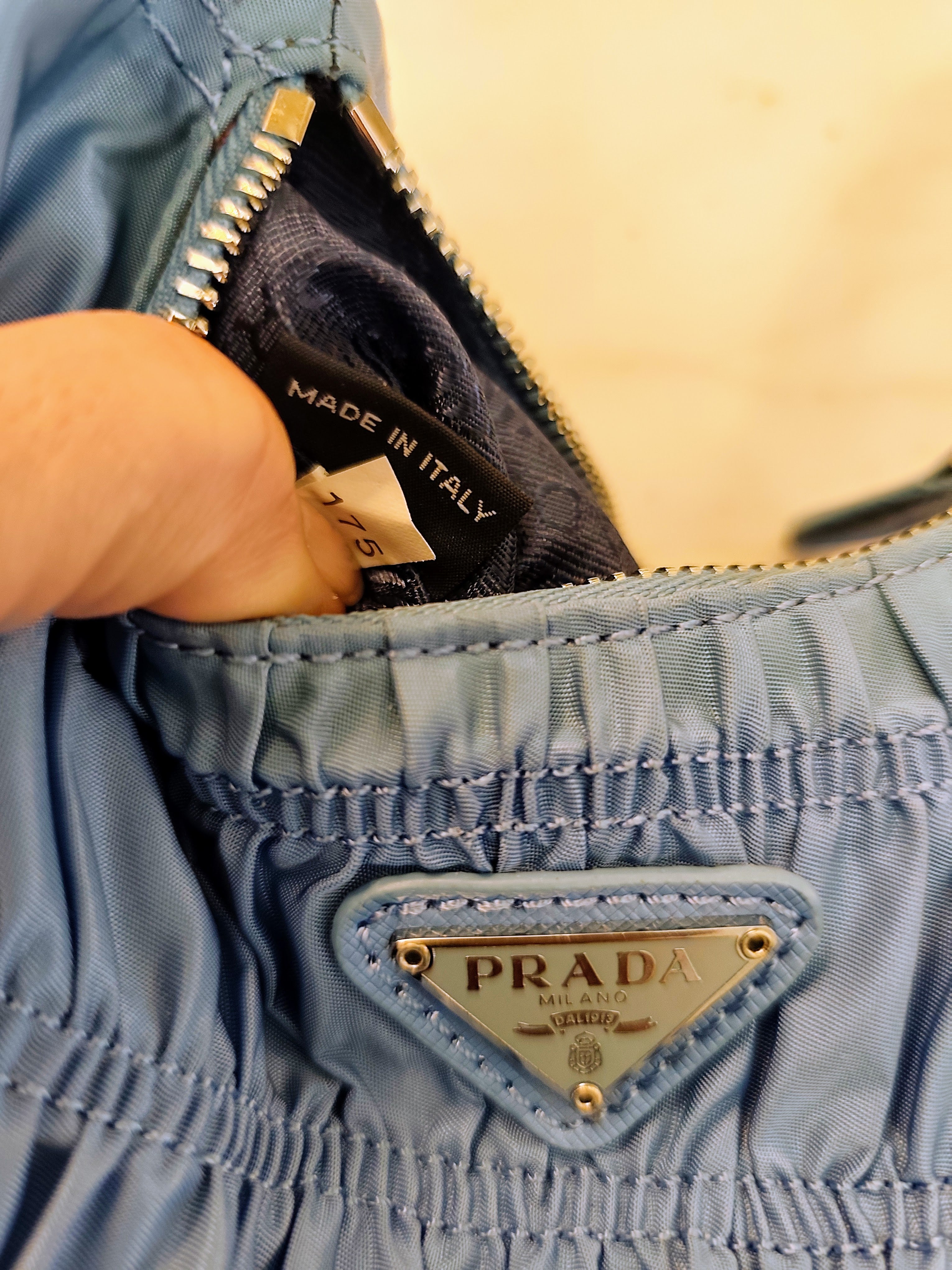 PRADA – Borsa Hobo Re-Edition 2005 Re-Nylon goffrato azzurro