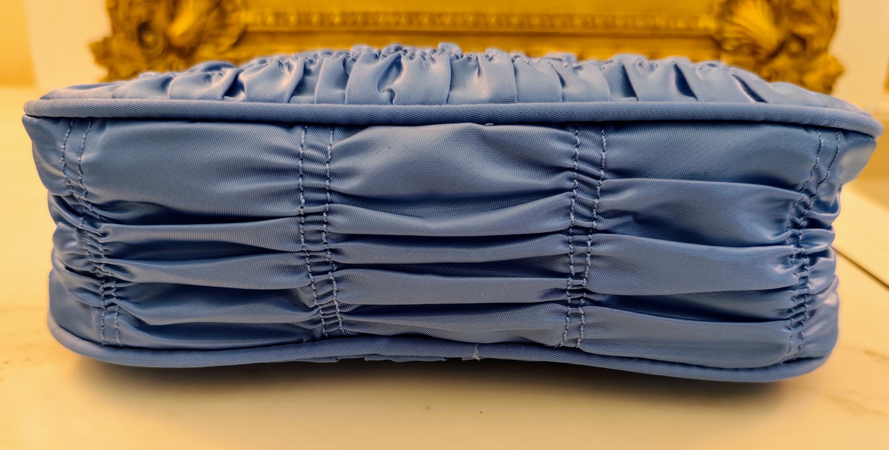PRADA – Borsa Hobo Re-Edition 2005 Re-Nylon goffrato azzurro