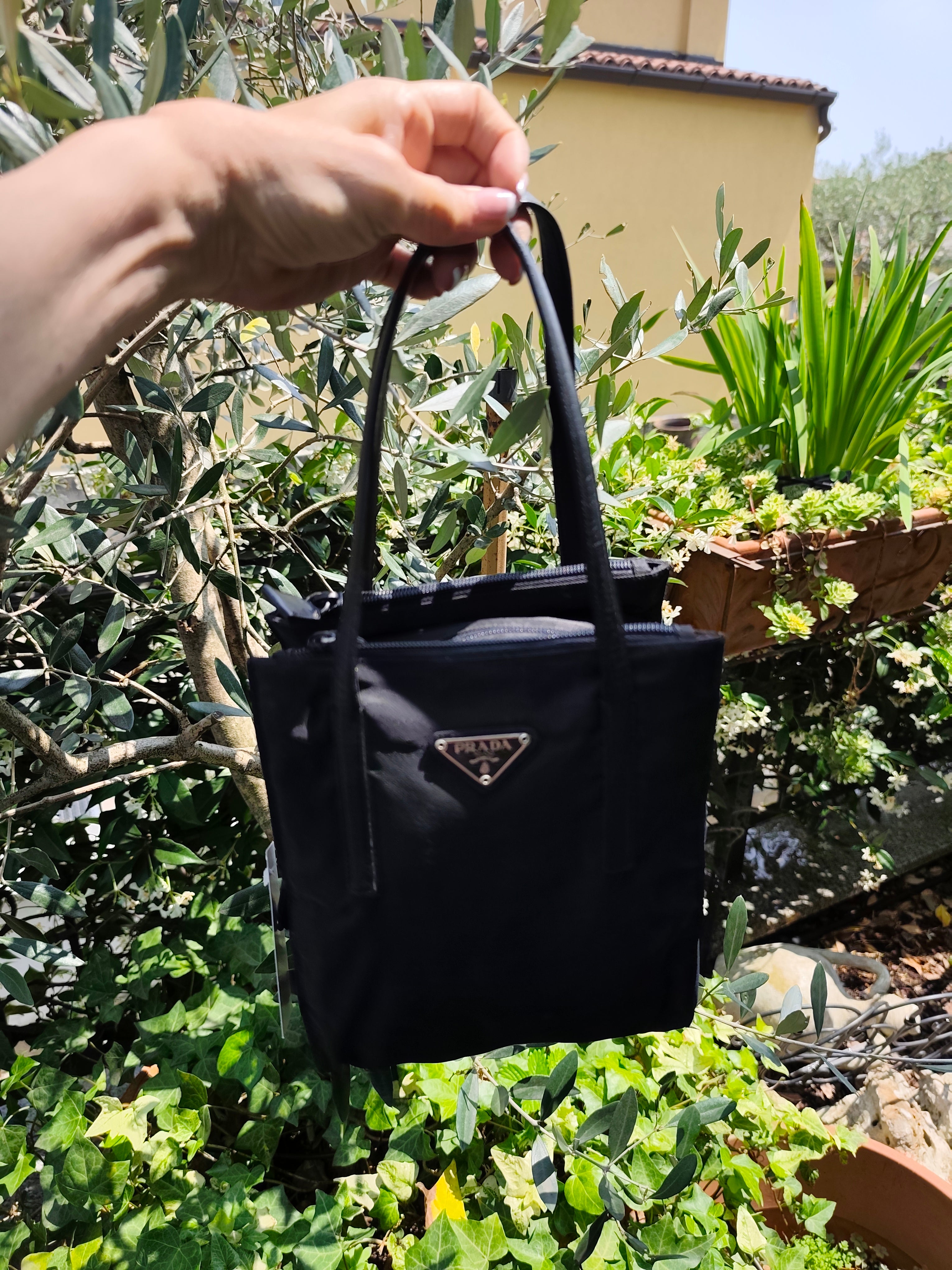 Prada – Mini Tote Bag Vintage in Re-Nylon Nero e Pelle
