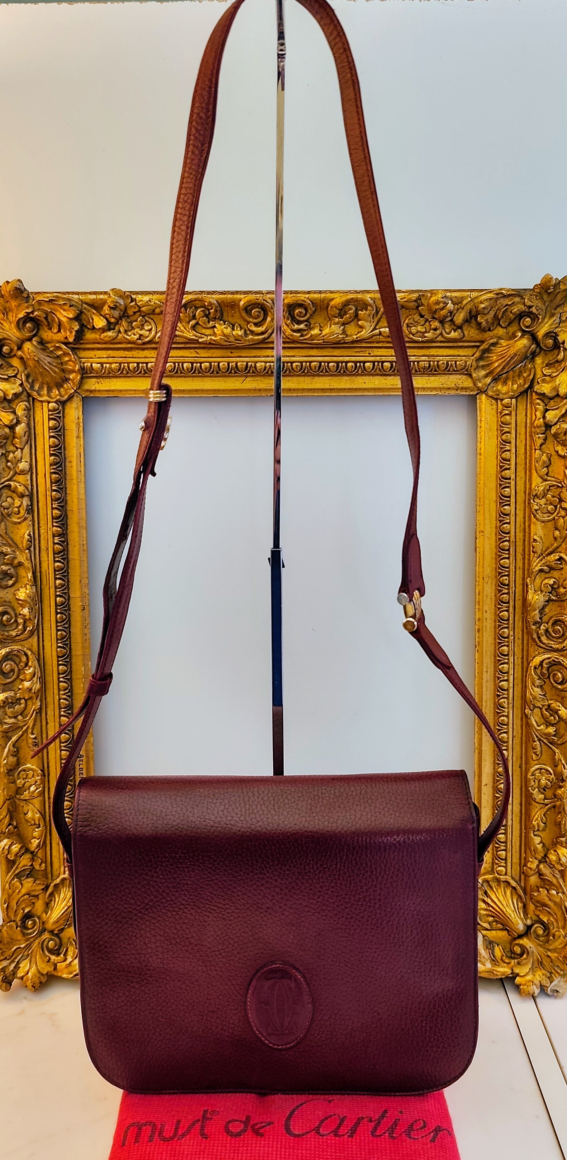 Cartier – Borsa Camera Bag Vintage a Tracolla in Pelle Bordeaux