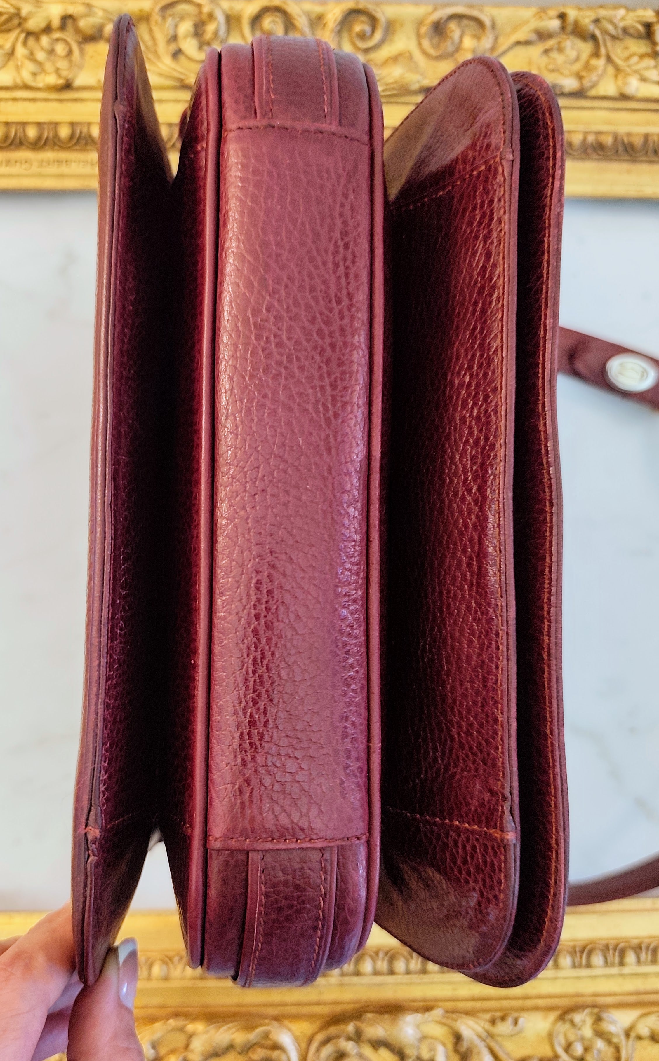 Cartier – Borsa Camera Bag Vintage a Tracolla in Pelle Bordeaux