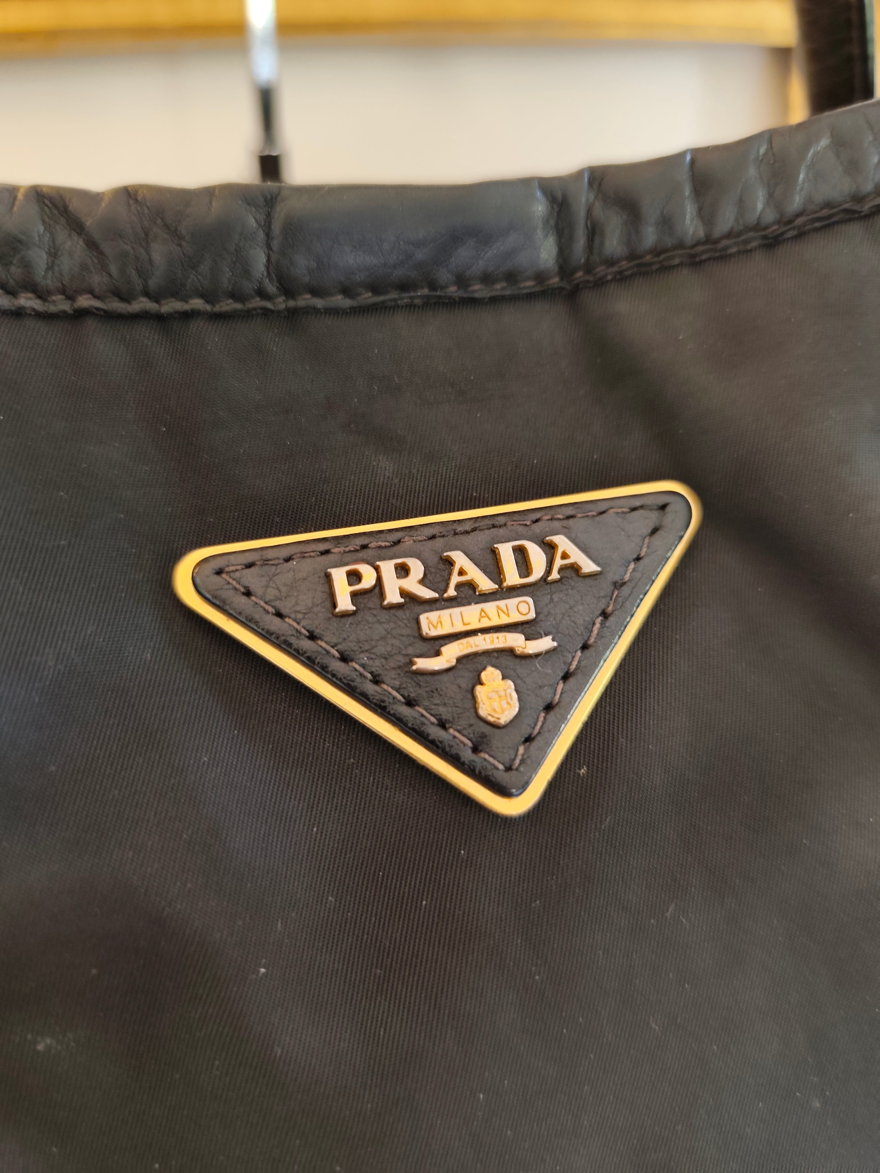 Prada – Borsa Shopper in Nylon e Pelle Nera con Logo Triangolo e Tracolla