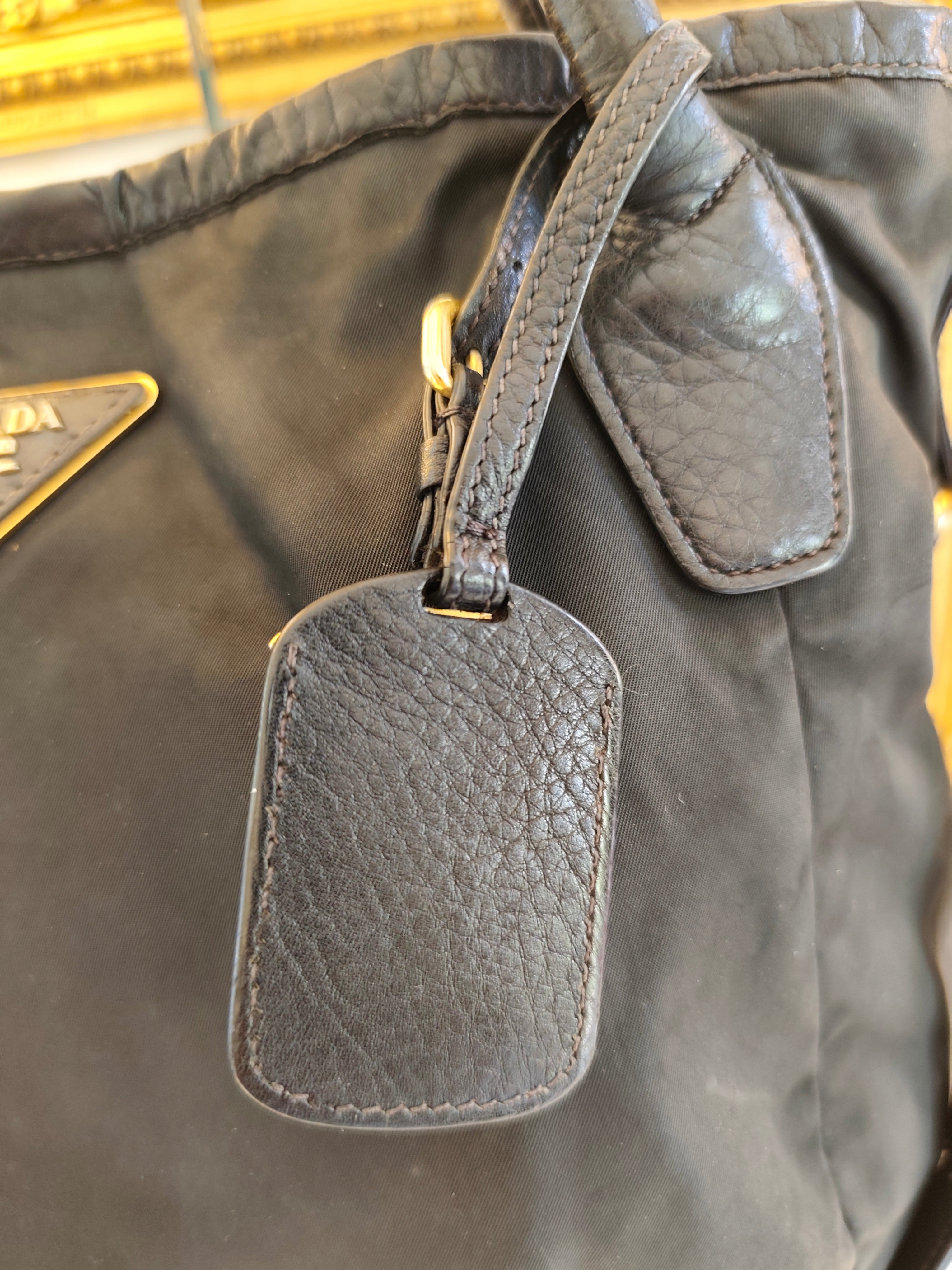 Prada – Borsa Shopper in Nylon e Pelle Nera con Logo Triangolo e Tracolla