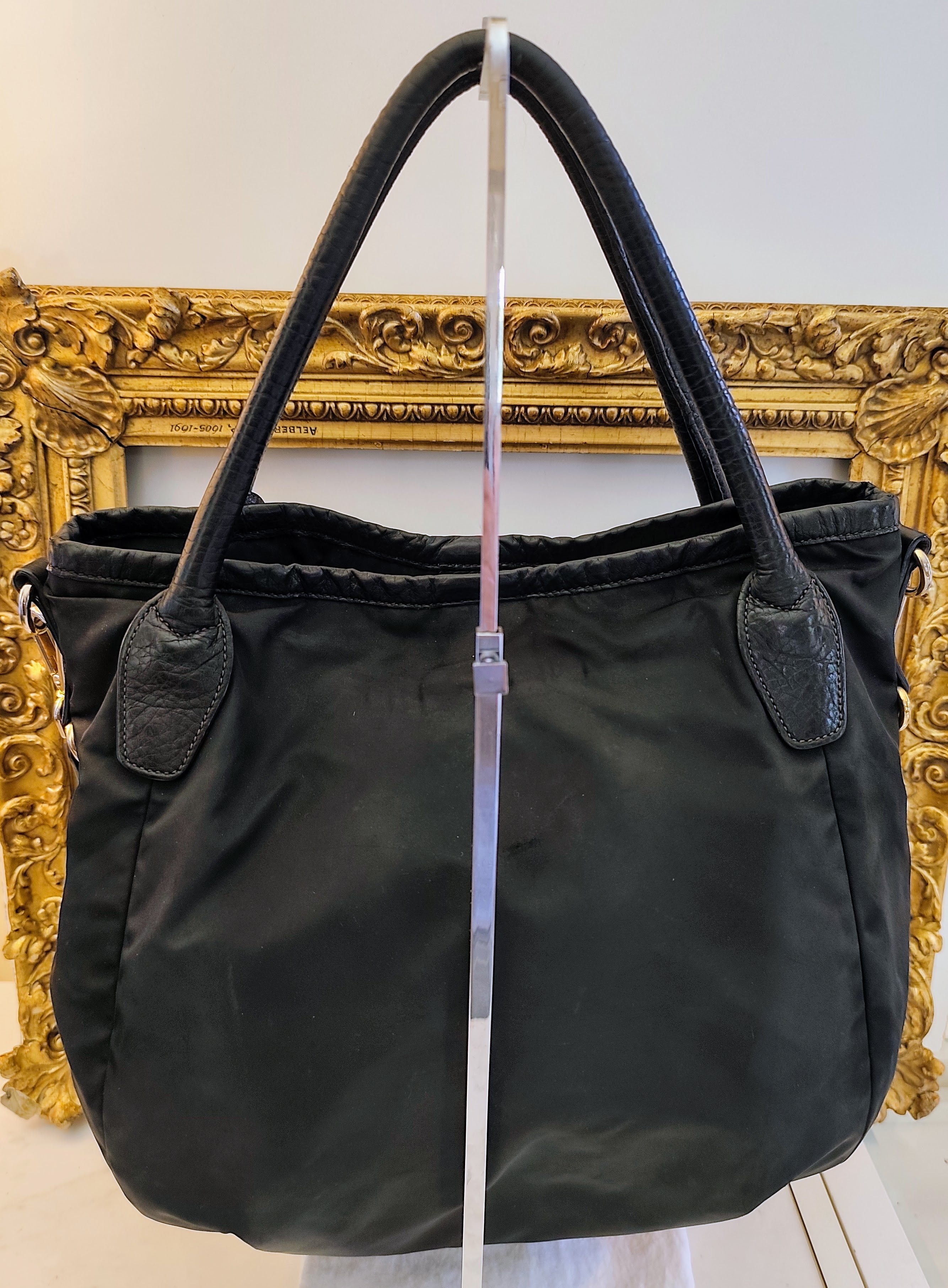 Prada – Borsa Shopper in Nylon e Pelle Nera con Logo Triangolo e Tracolla