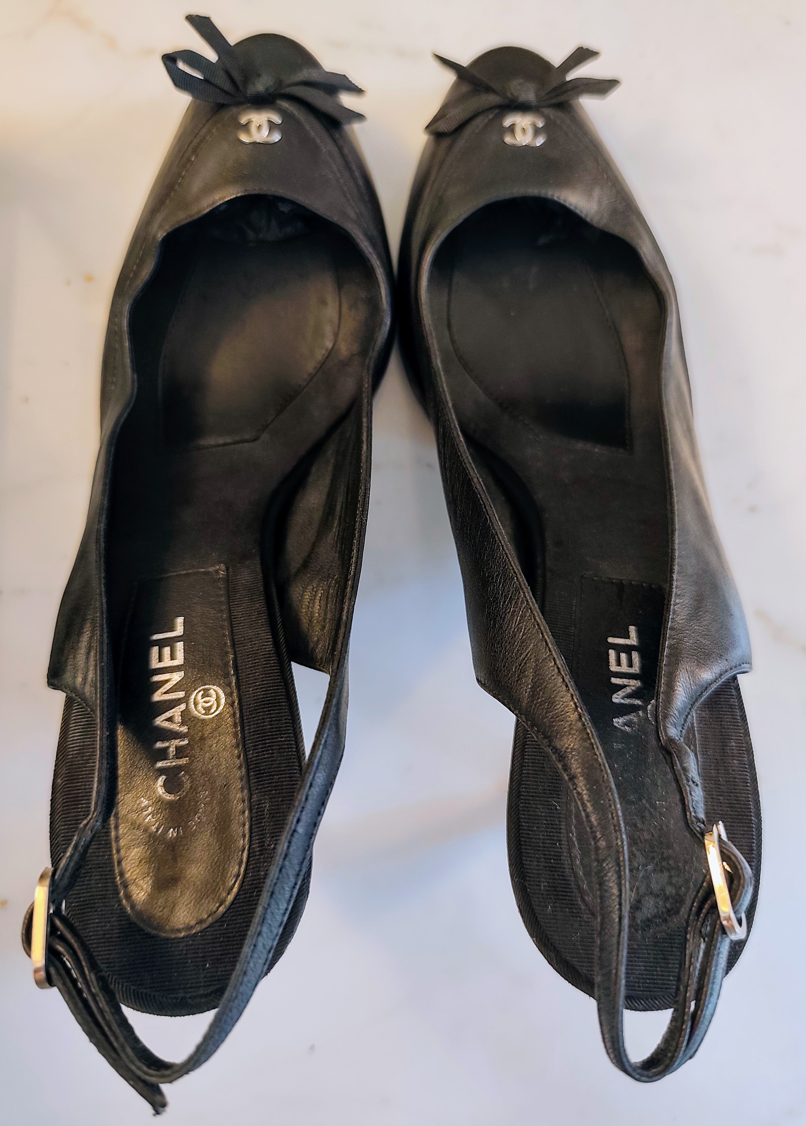 Chanel – Slingback Décolleté in Pelle Nera con Tacco