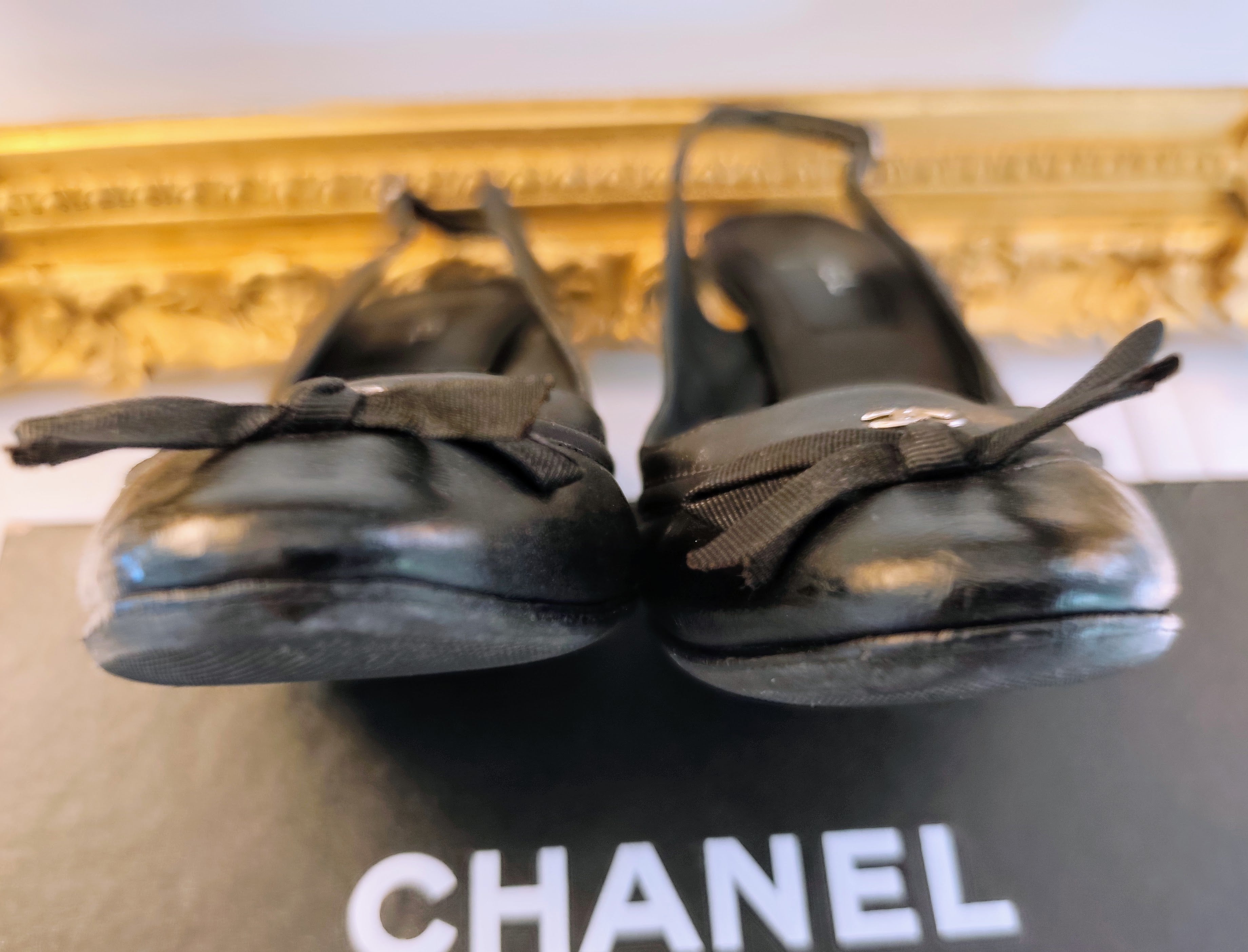 Chanel – Slingback Décolleté in Pelle Nera con Tacco