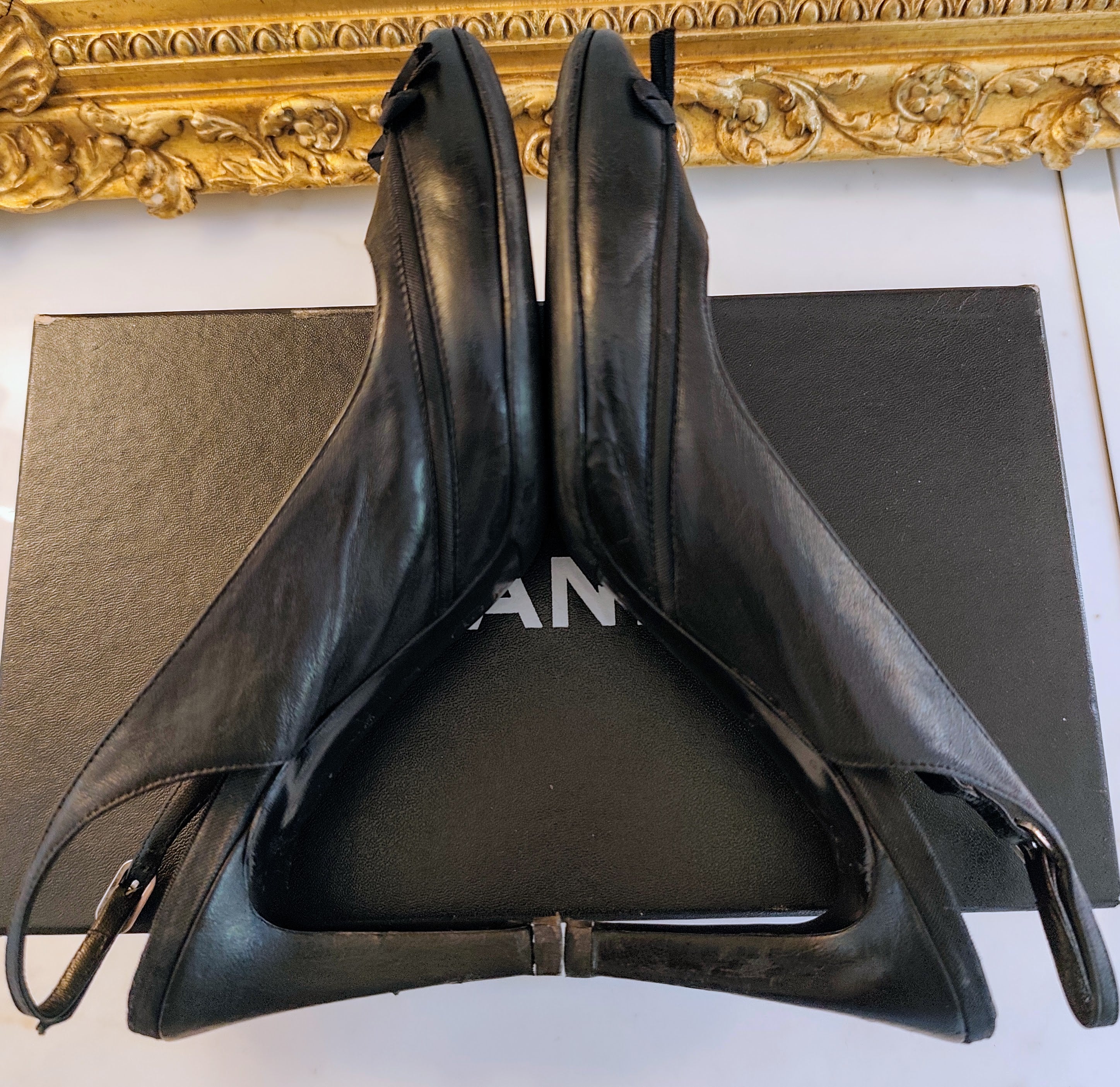 Chanel – Slingback Décolleté in Pelle Nera con Tacco