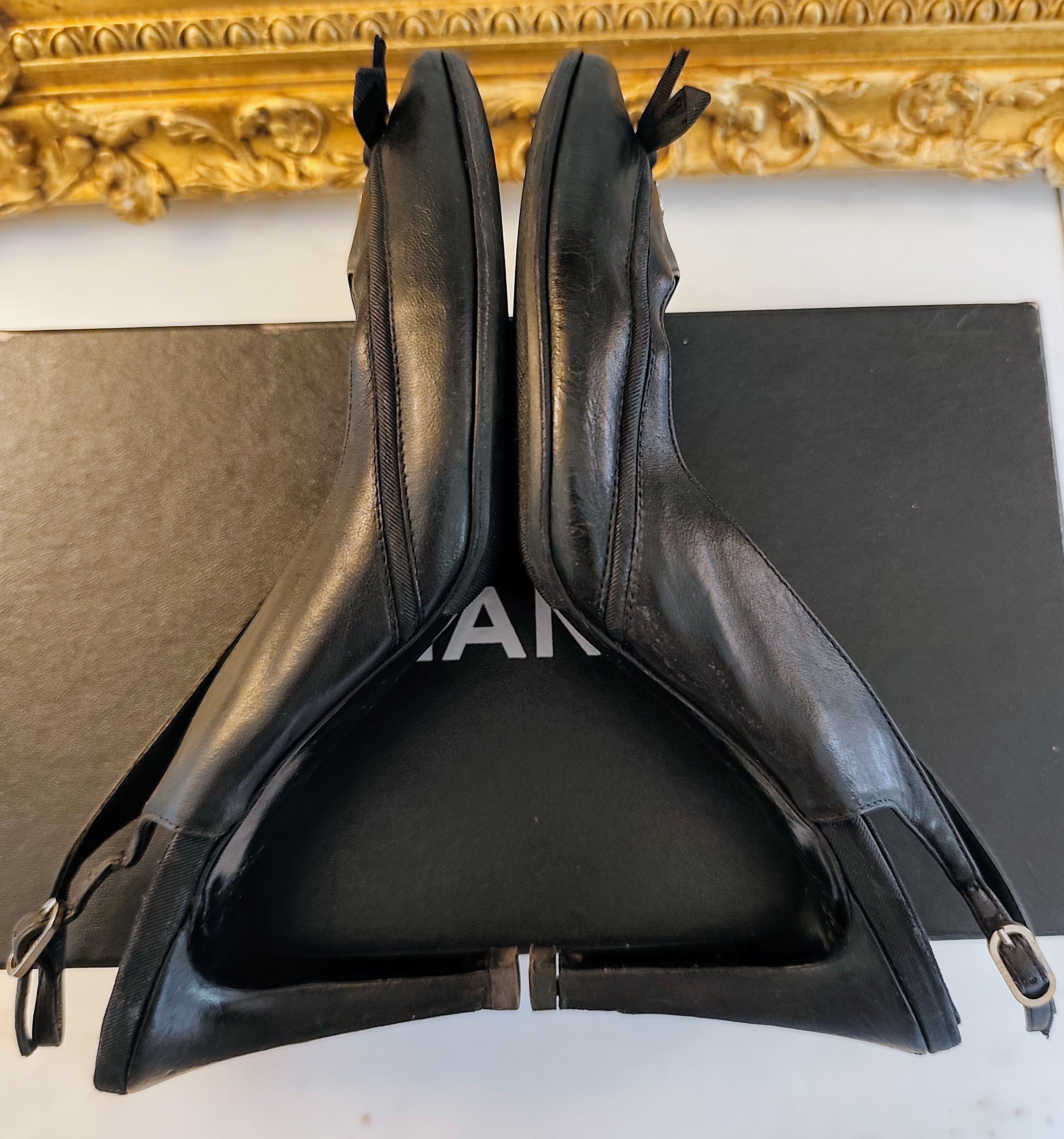 Chanel – Slingback Décolleté in Pelle Nera con Tacco