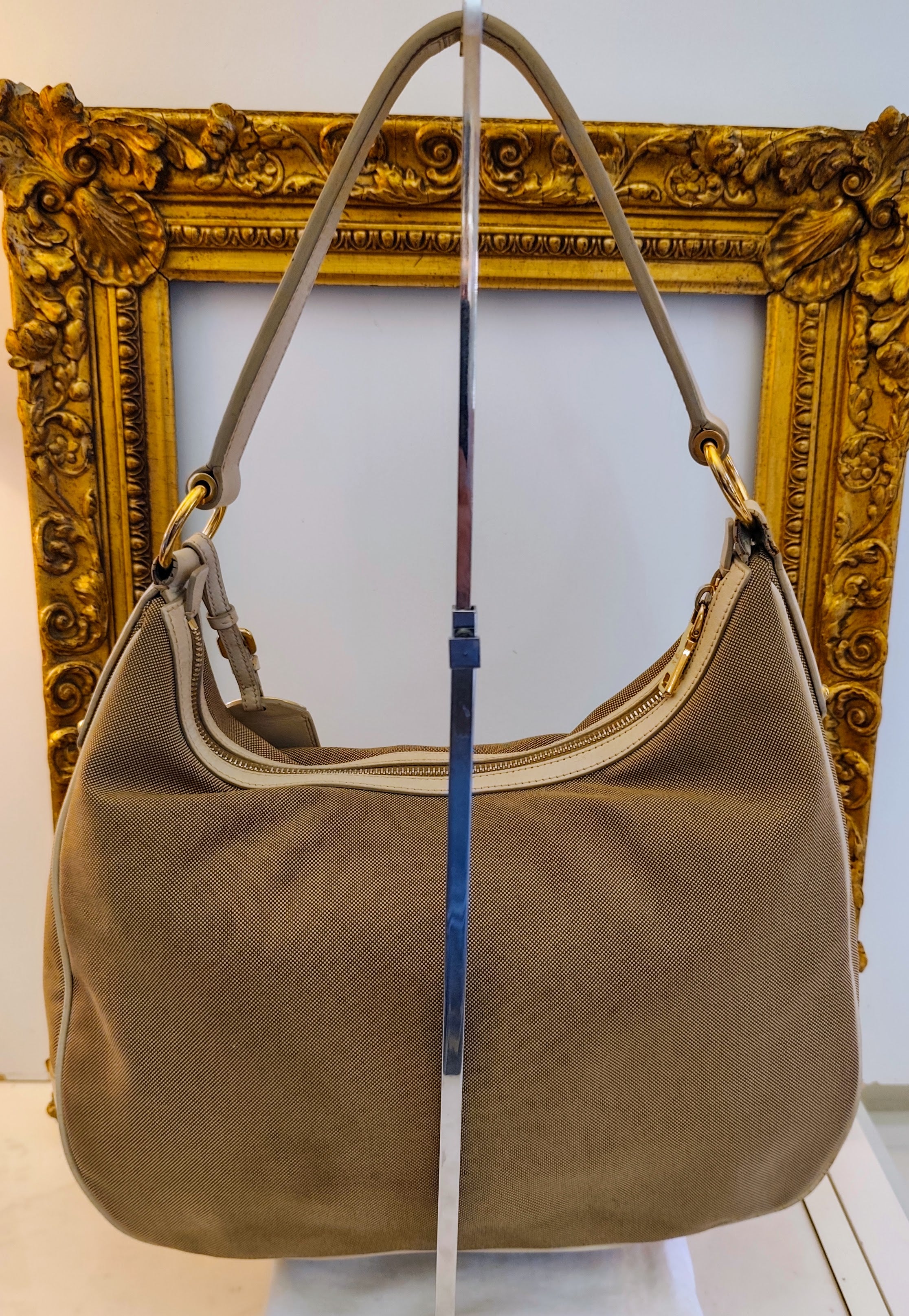 Prada – Hobo Bag Logo Jacquard in Tessuto Beige e Pelle Avorio