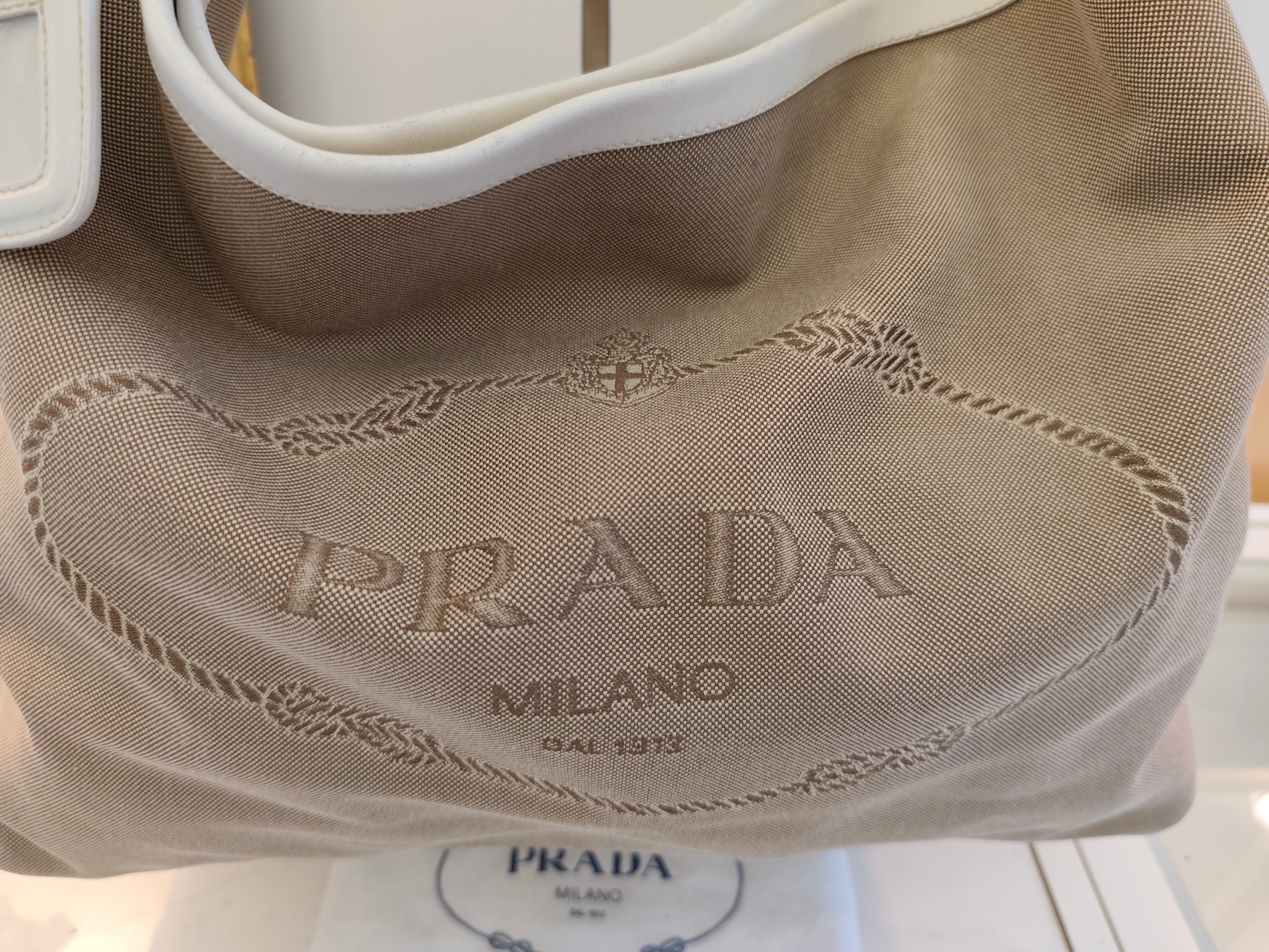 Prada – Hobo Shopper Logo Jacquard Beige e Pelle Bianca