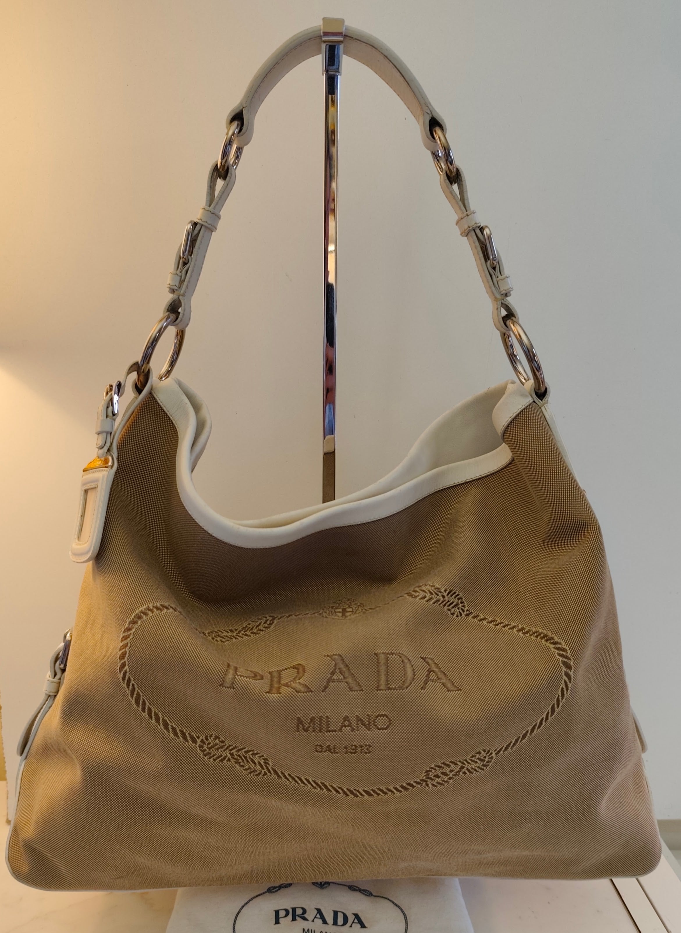 Prada – Borsa Hobo Shopper Logo Jacquard Tessuto Beige e Pelle Bianca