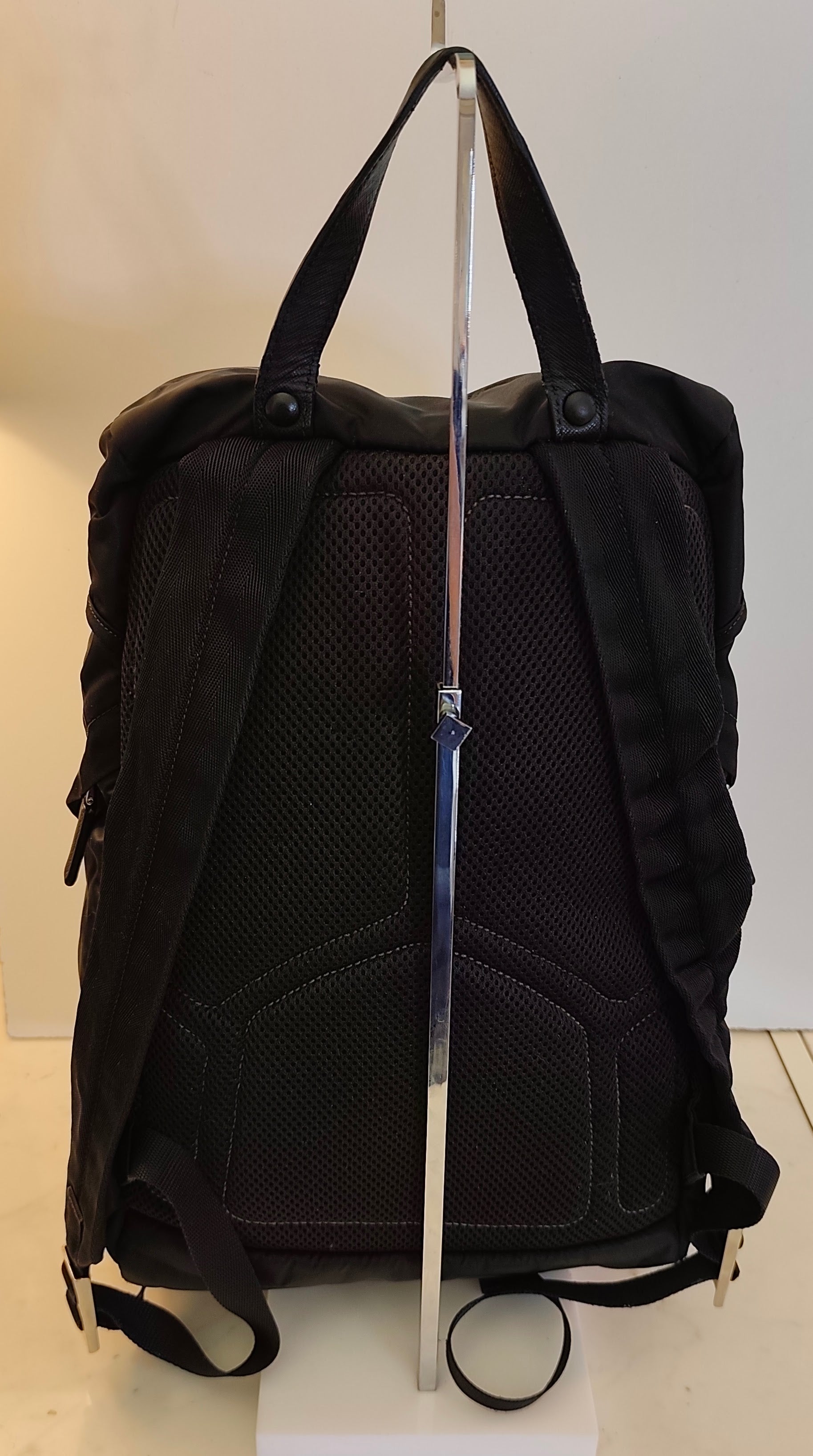 Prada – Zaino grande in Re-Nylon Nero Logo Lato