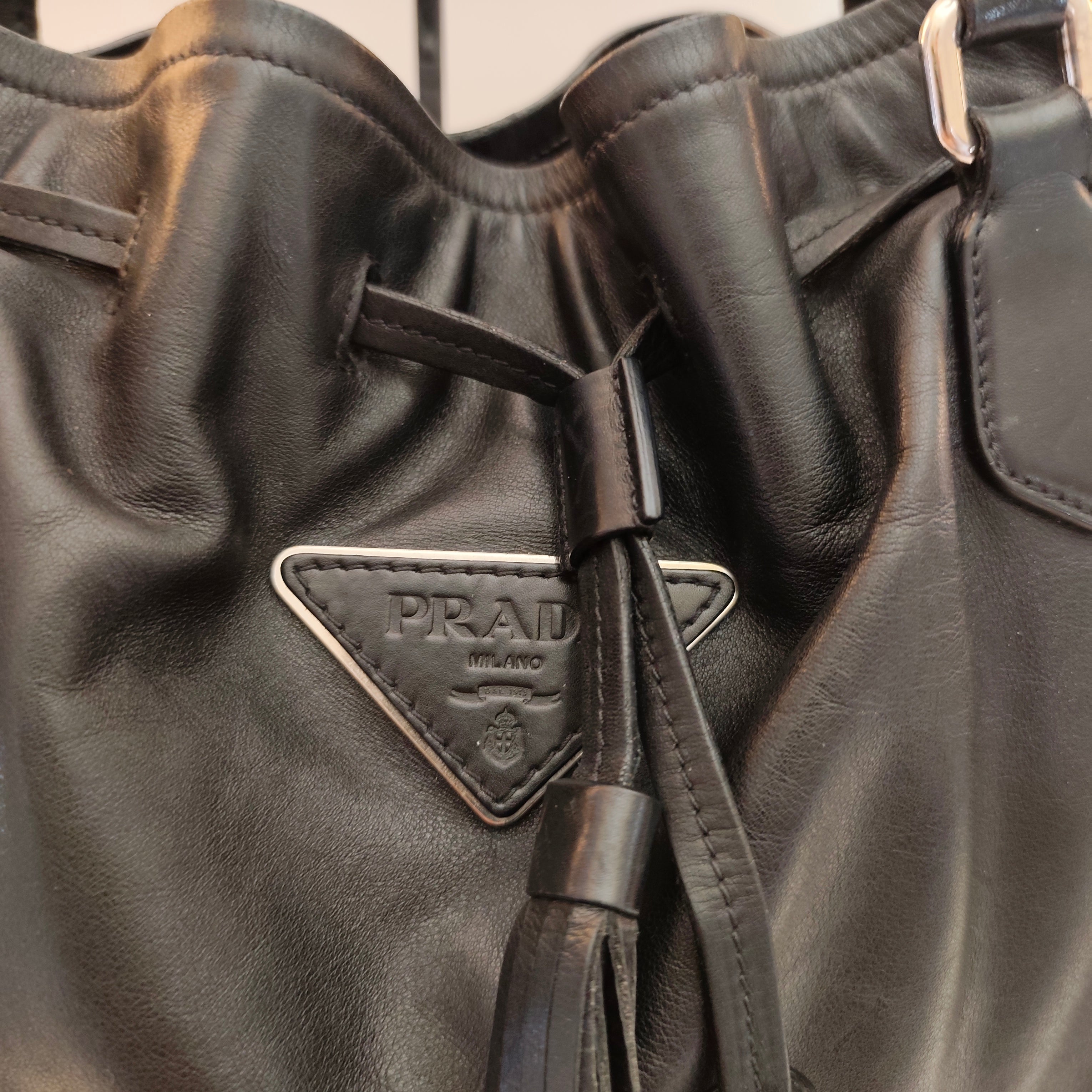 Prada - Borsa a Spalla a Sacco in Pelle Nera con Coulisse e Nappine