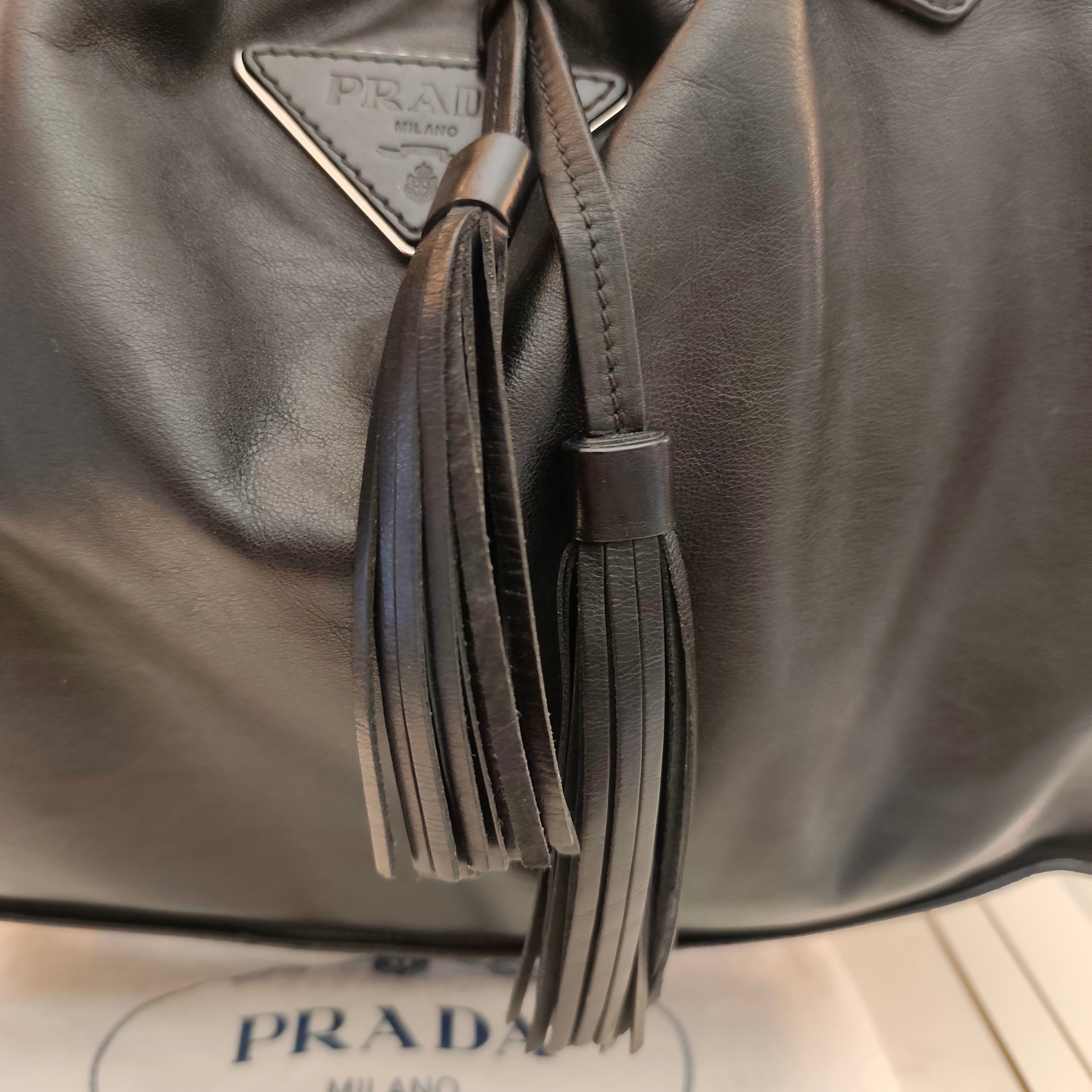 Prada - Borsa a Spalla a Sacco in Pelle Nera con Coulisse e Nappine