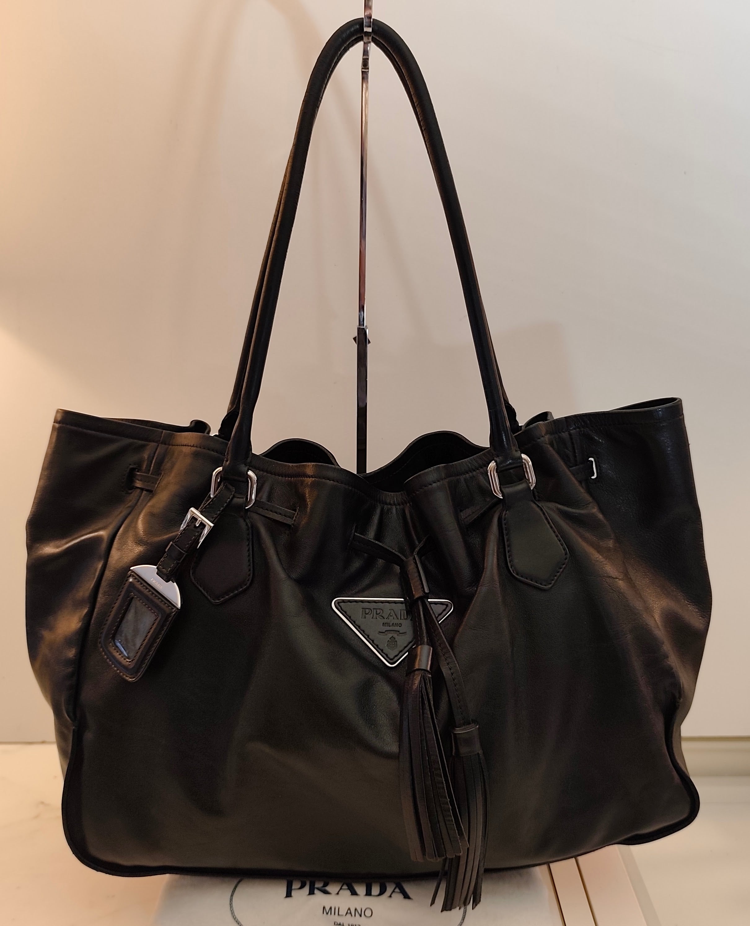 Prada - Borsa a Spalla a Sacco in Pelle Nera con Coulisse e Nappine