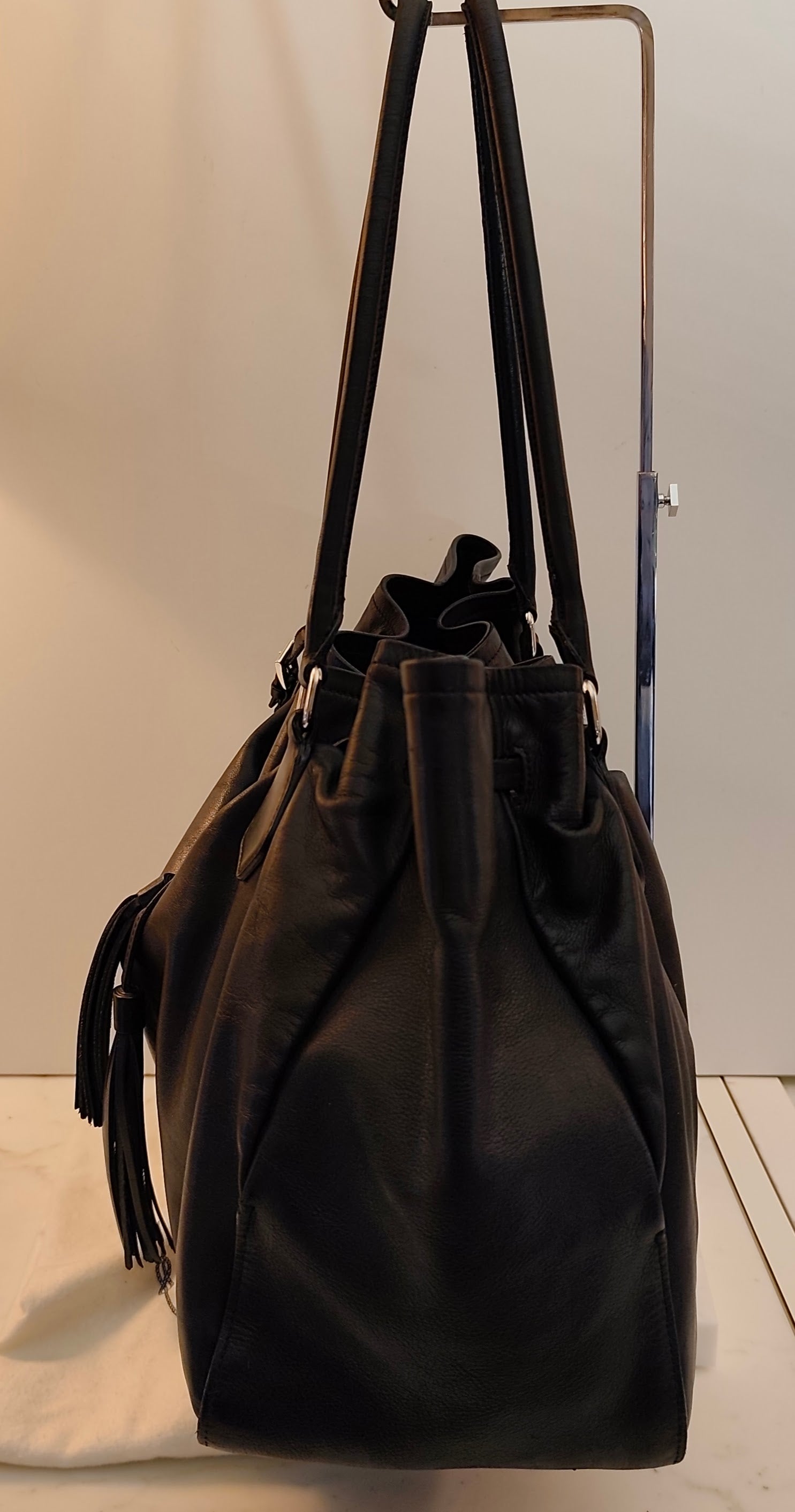 Prada - Borsa a Spalla a Sacco in Pelle Nera con Coulisse e Nappine