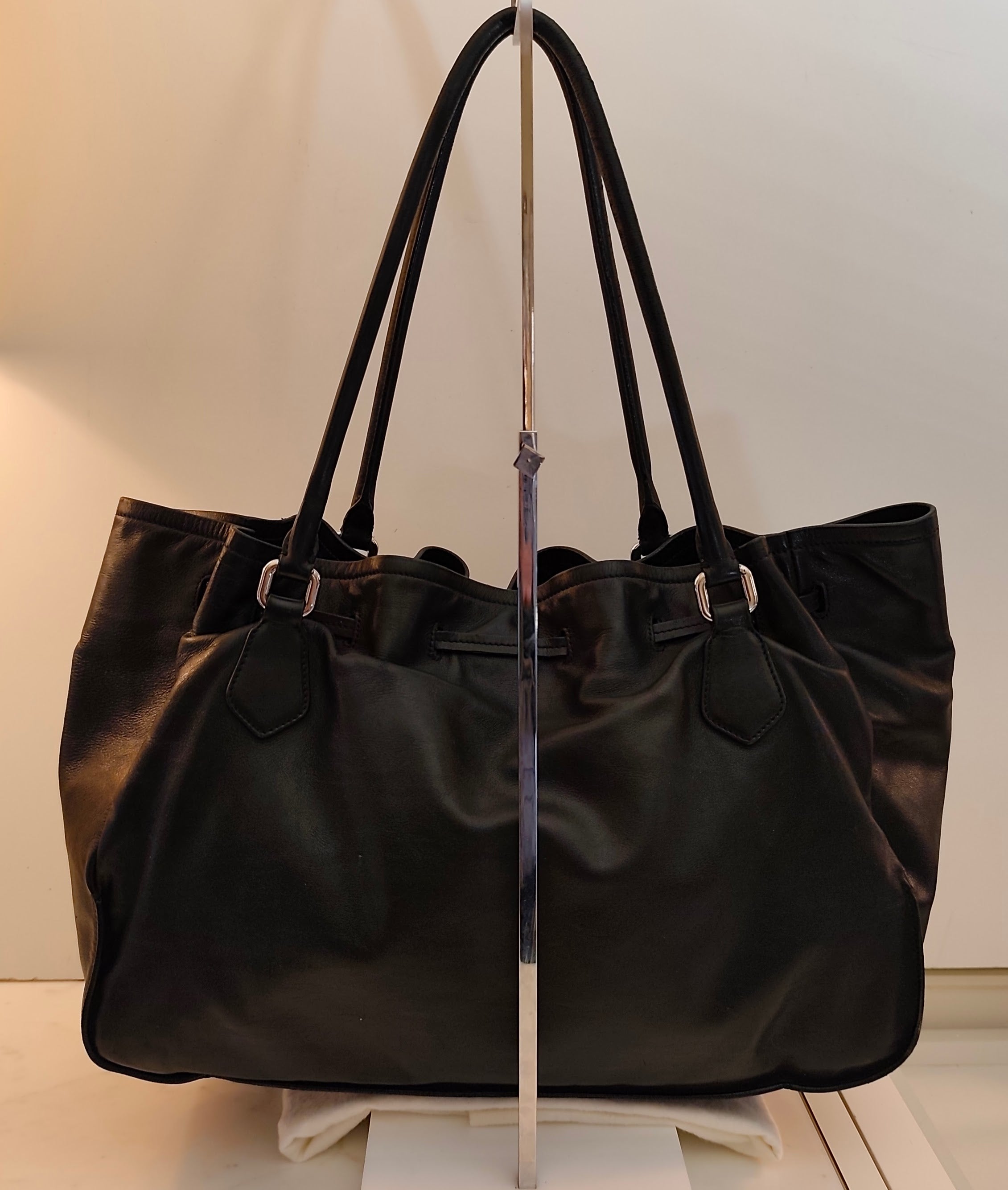 Prada - Borsa a Spalla a Sacco in Pelle Nera con Coulisse e Nappine