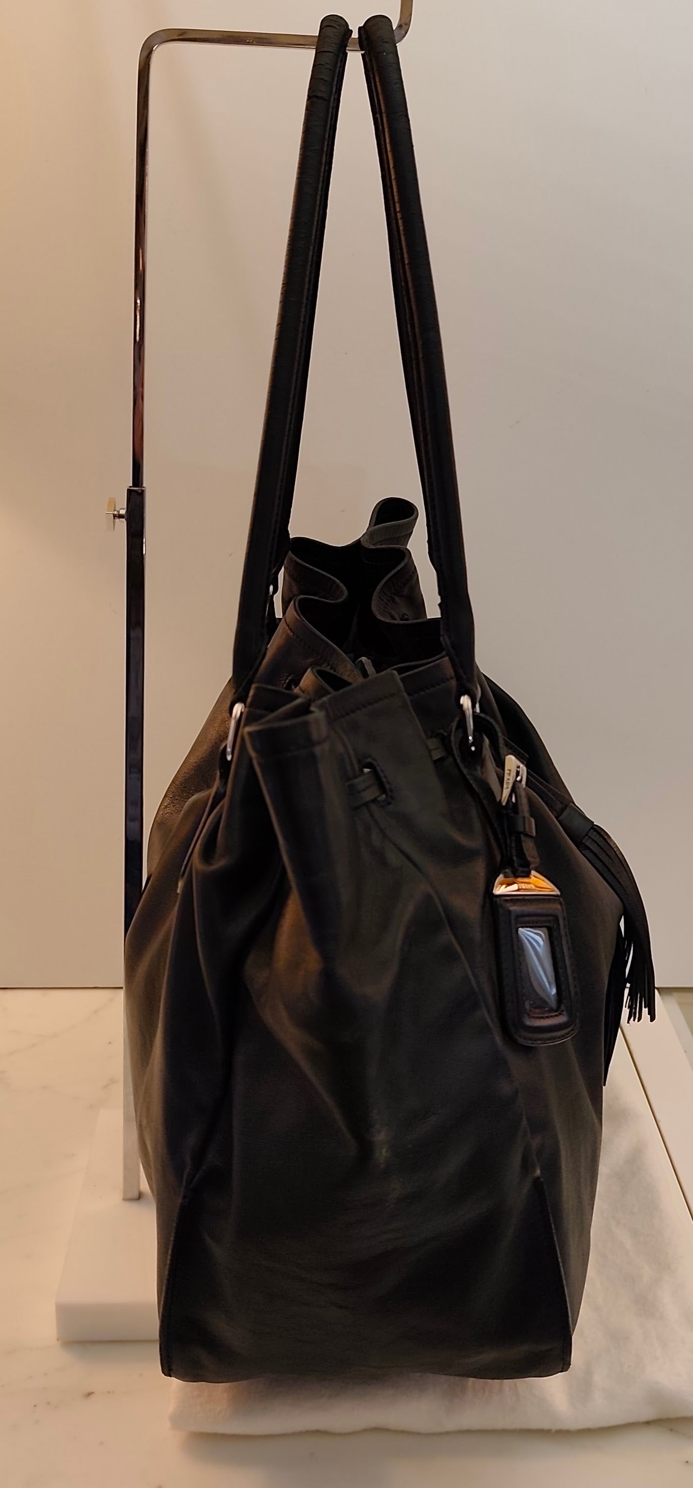 Prada - Borsa a Spalla a Sacco in Pelle Nera con Coulisse e Nappine