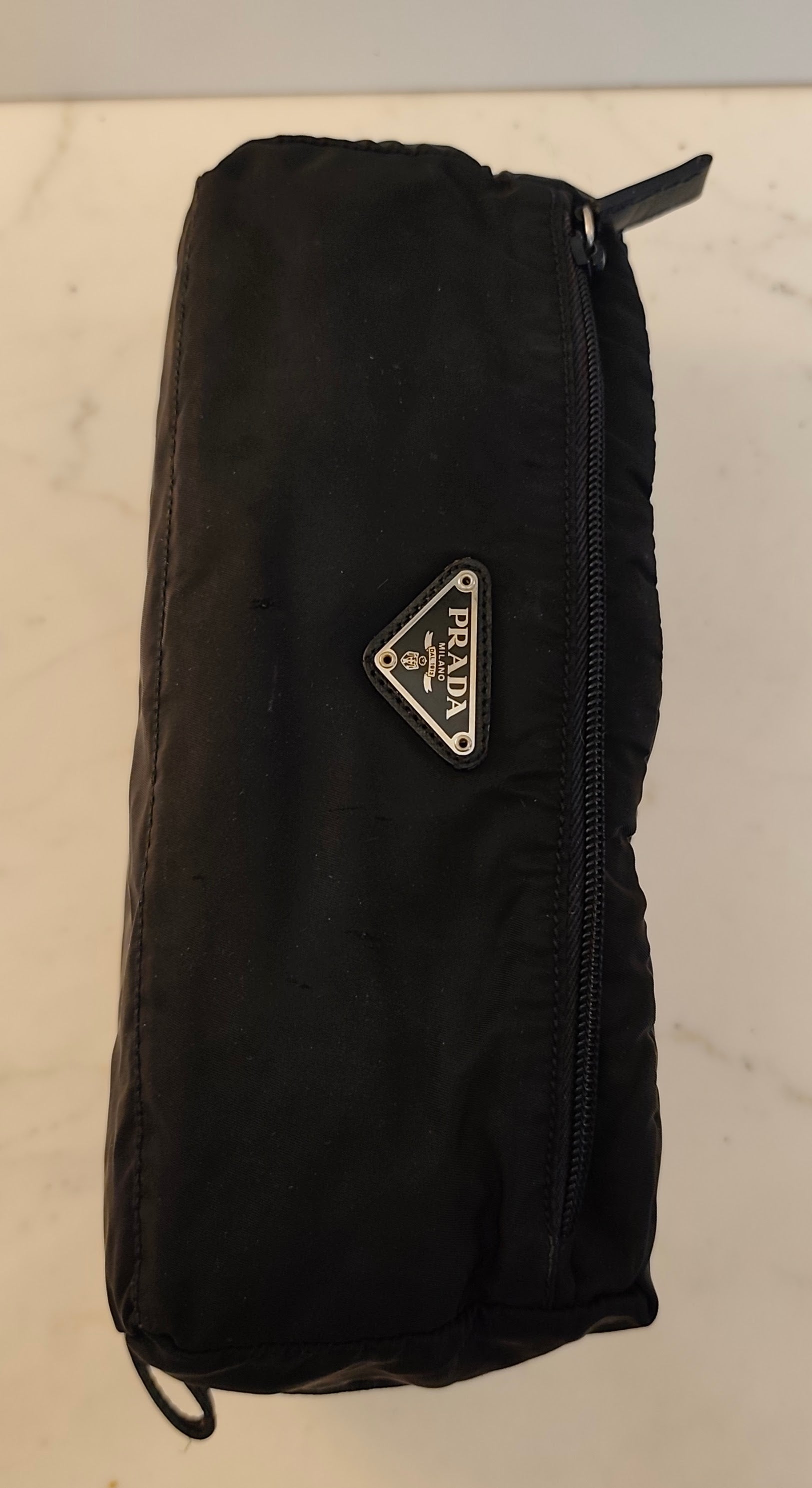 Prada – Trousse da Viaggio in Re-Nylon e Pelle Saffiano Nera