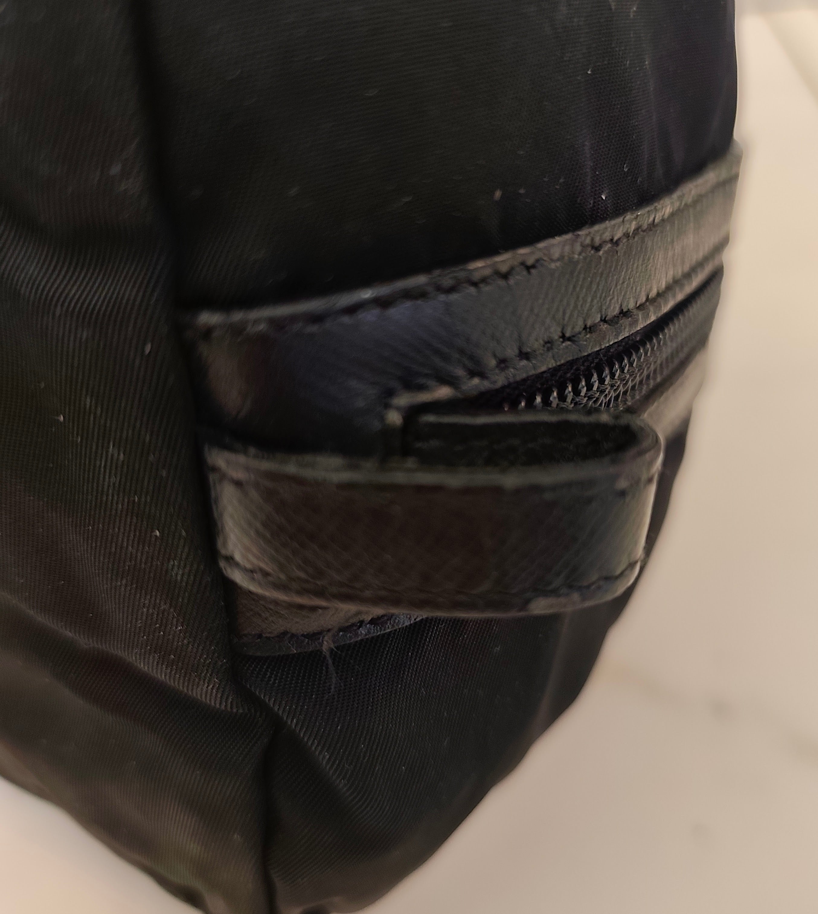 Prada – Trousse da Viaggio in Re-Nylon e Pelle Saffiano Nera