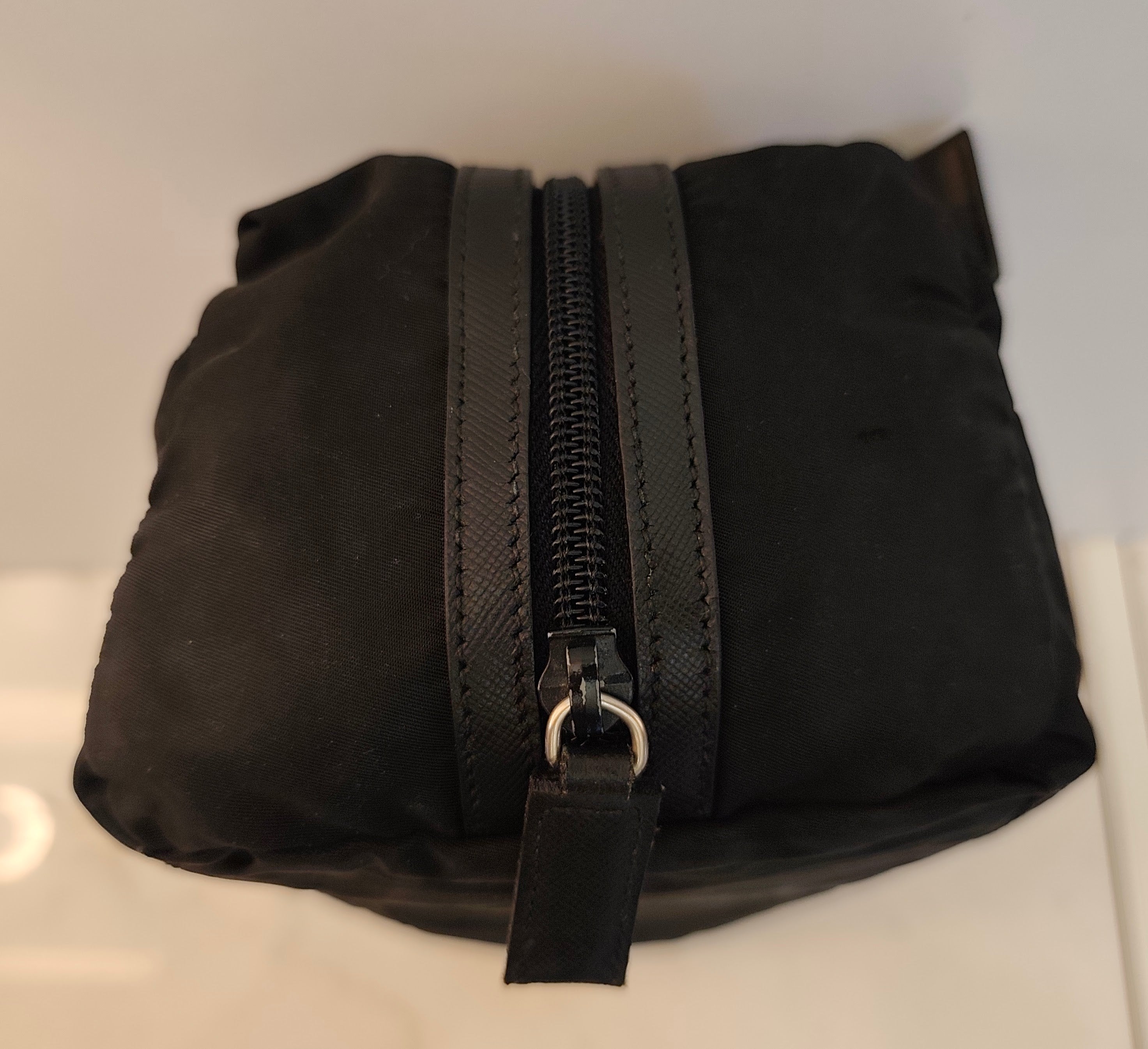 Prada – Trousse da Viaggio in Re-Nylon e Pelle Saffiano Nera