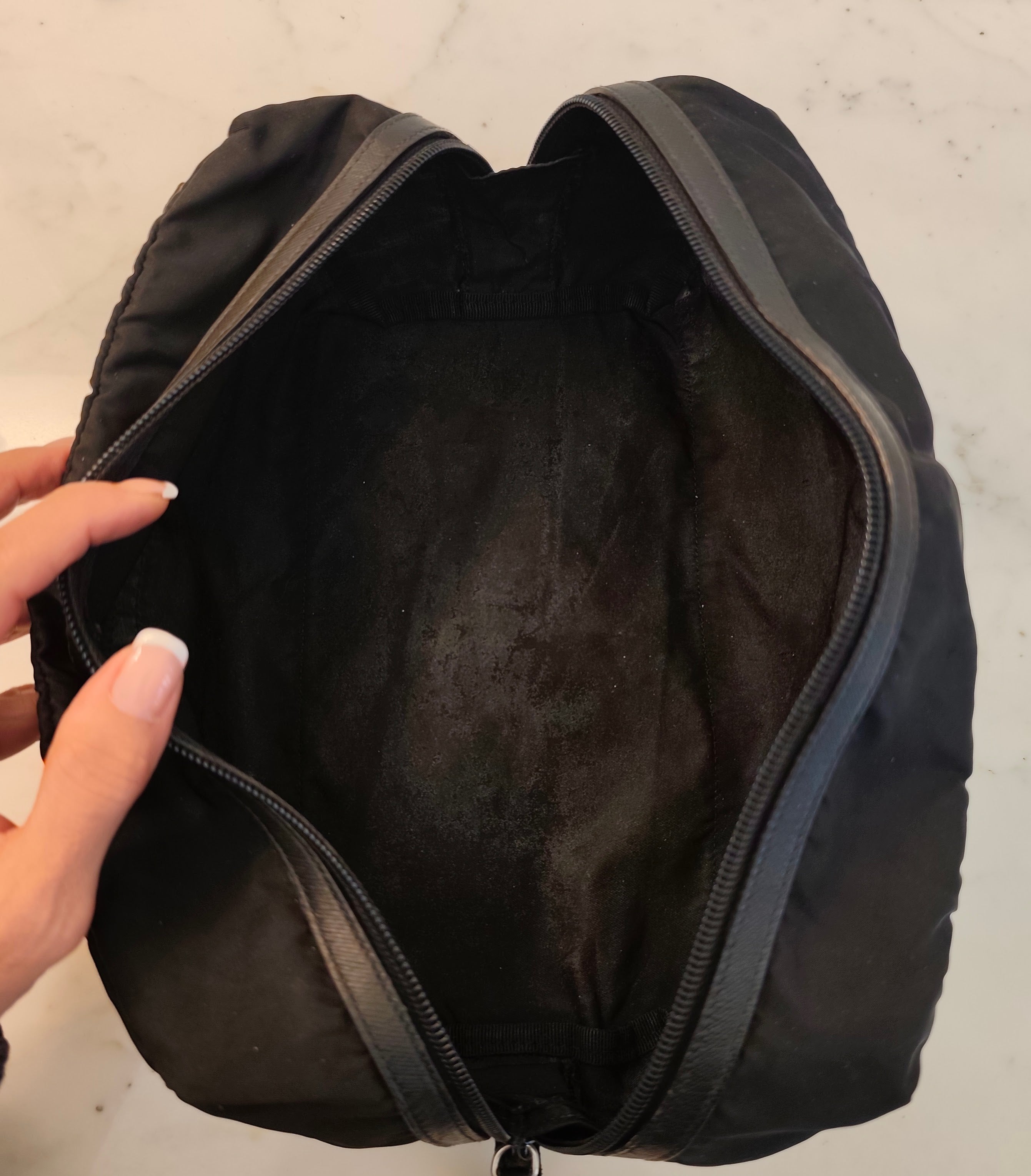 Prada – Trousse da Viaggio in Re-Nylon e Pelle Saffiano Nera
